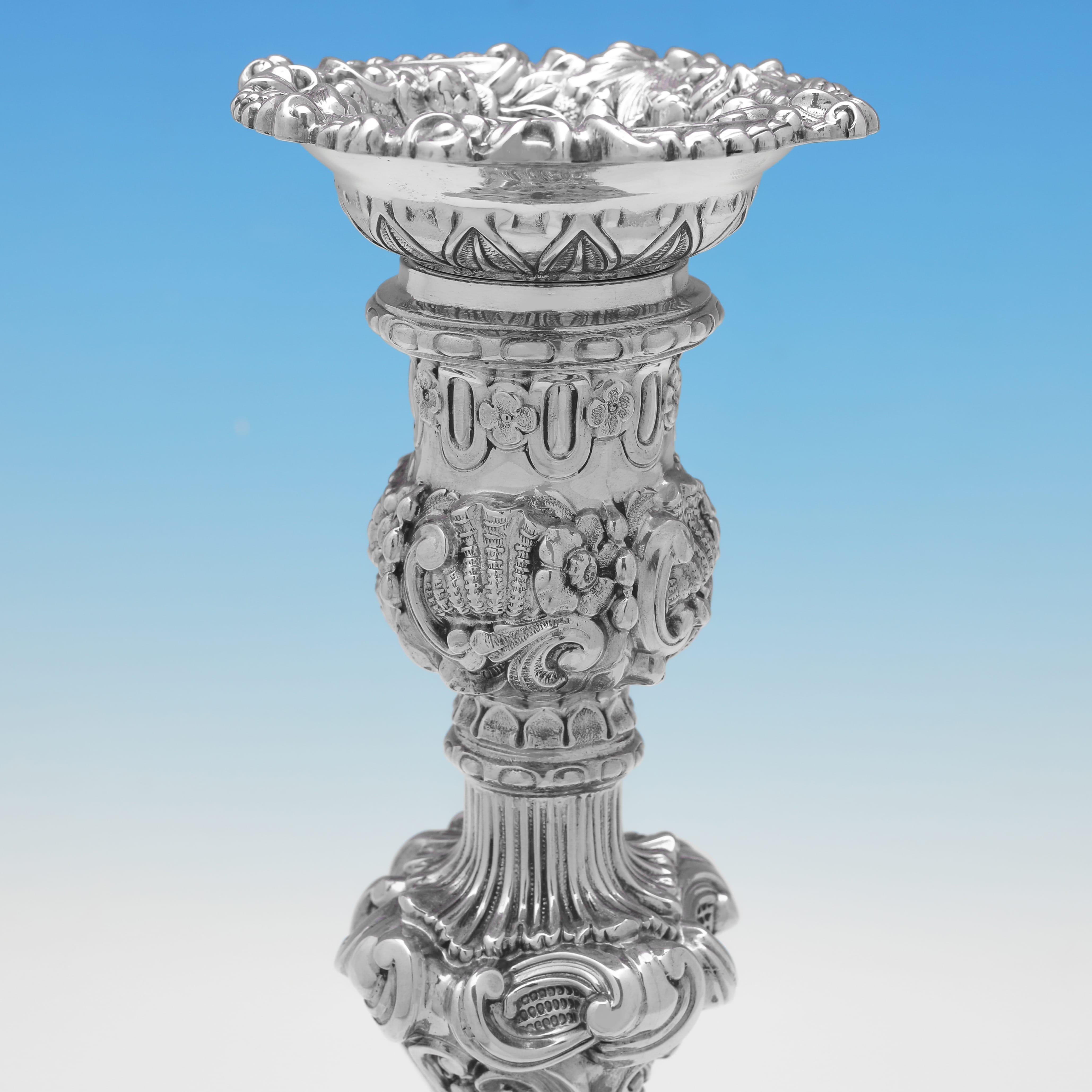 Inglese Set vittoriano di candelieri in argento sterling ornati realizzati da Walker & Hall 1898 in vendita