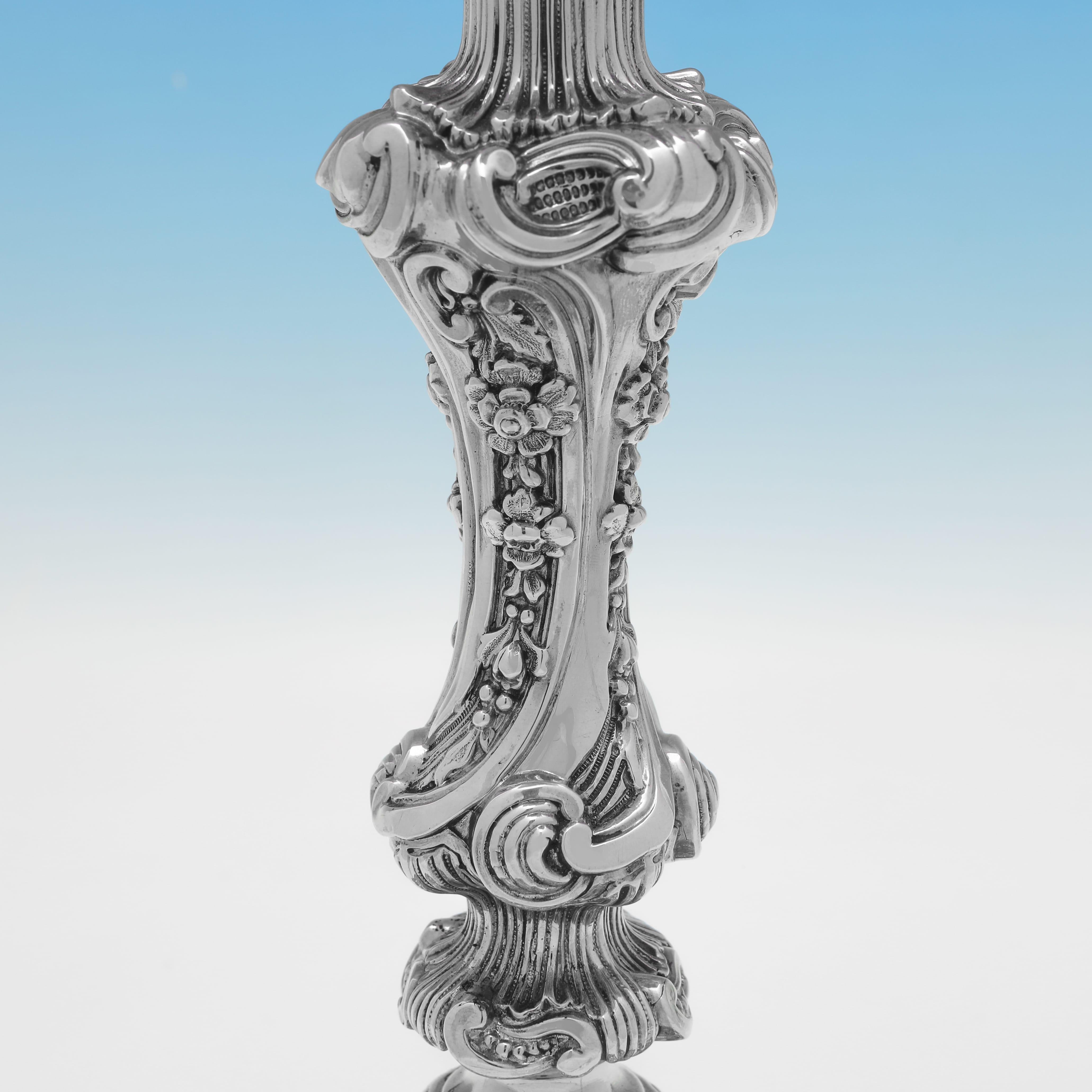 Set vittoriano di candelieri in argento sterling ornati realizzati da Walker & Hall 1898 In condizioni buone in vendita a London, London