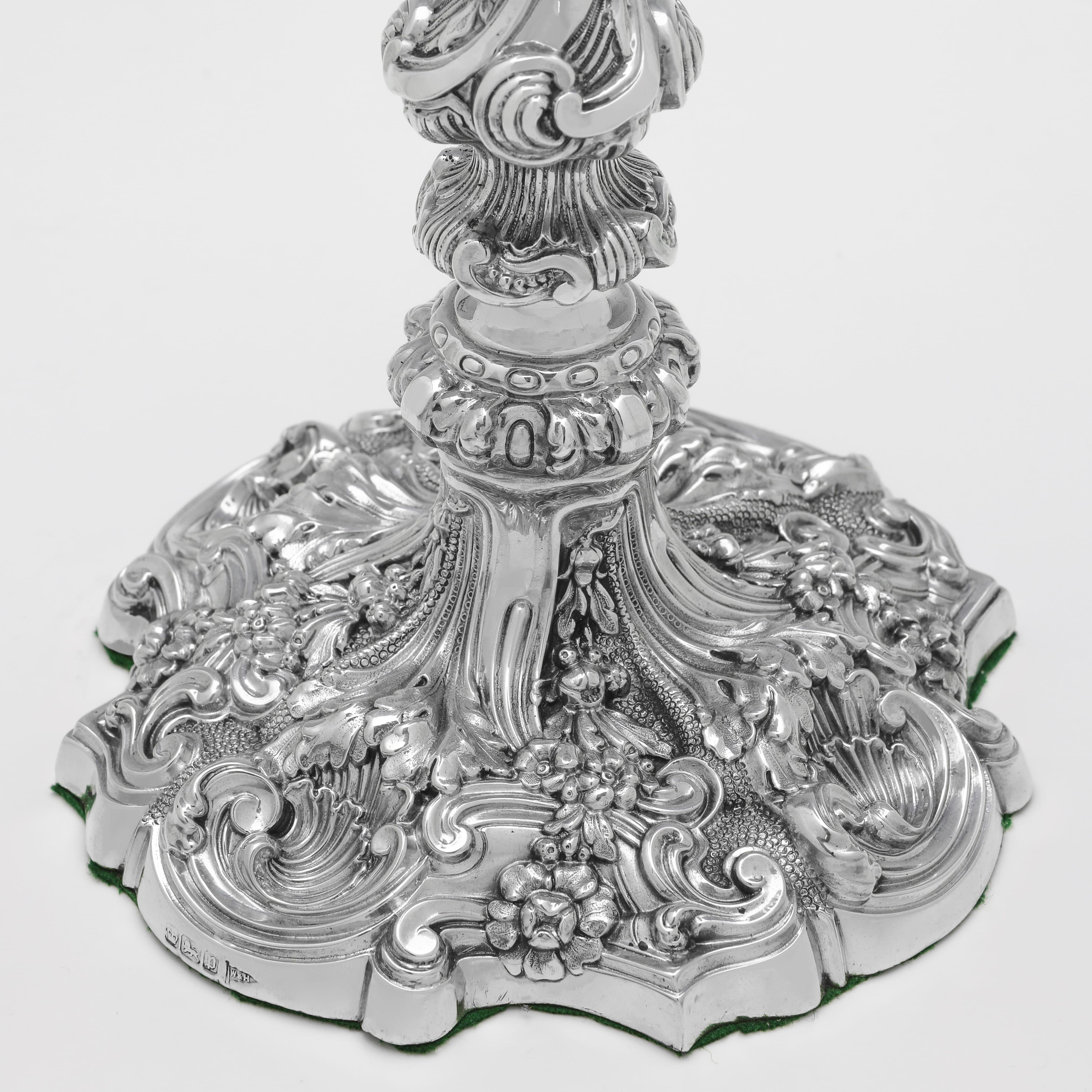 Fine XIX secolo Set vittoriano di candelieri in argento sterling ornati realizzati da Walker & Hall 1898 in vendita