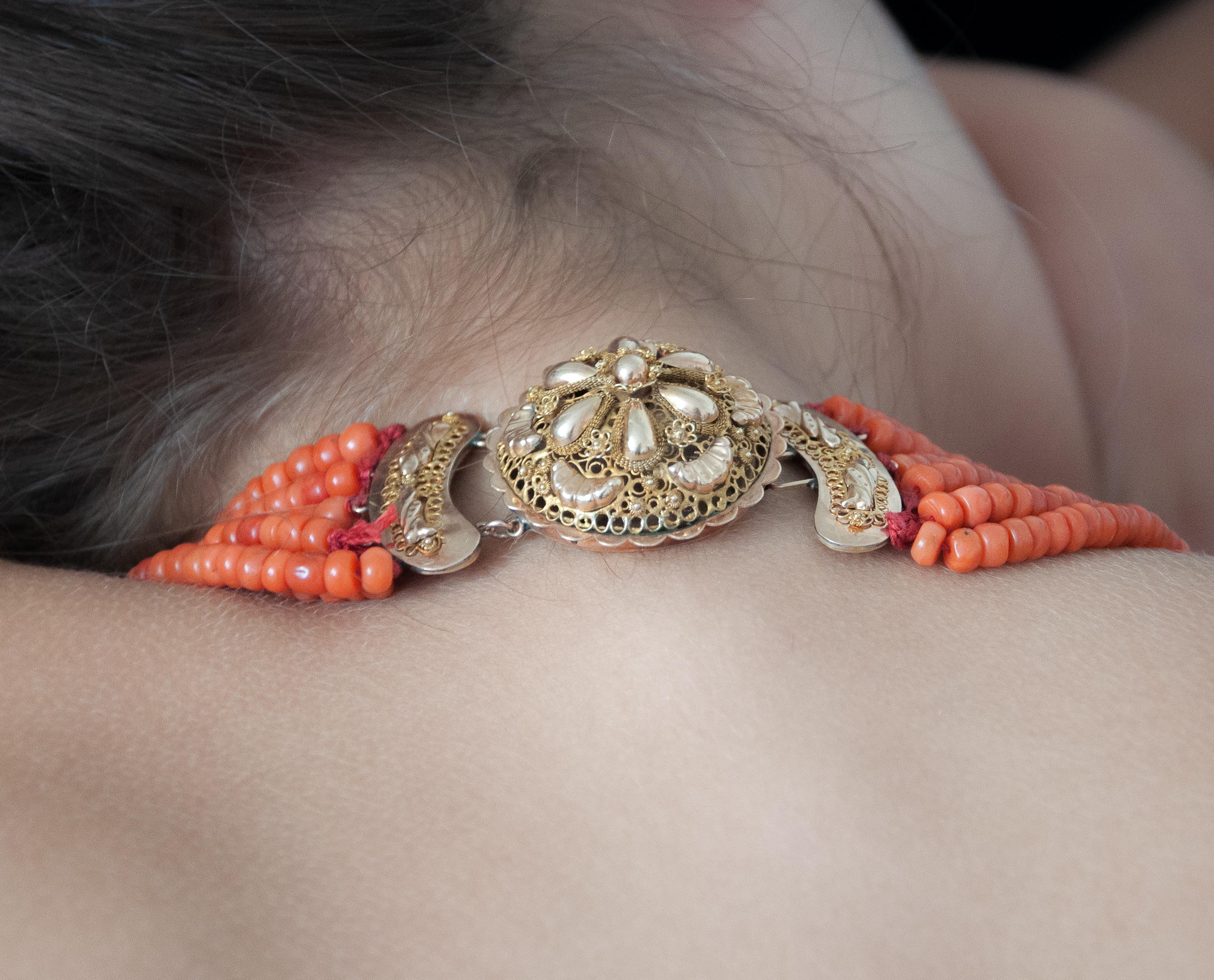 Il s'agit d'un collier ancien à sept brins de perles de cannetille en corail rouge. Les perles de corail sont en forme de tonneau et le fermoir rond est en or jaune 14 carats. Le fermoir est absolument magnifique ! Magnifiquement orné de filigrane