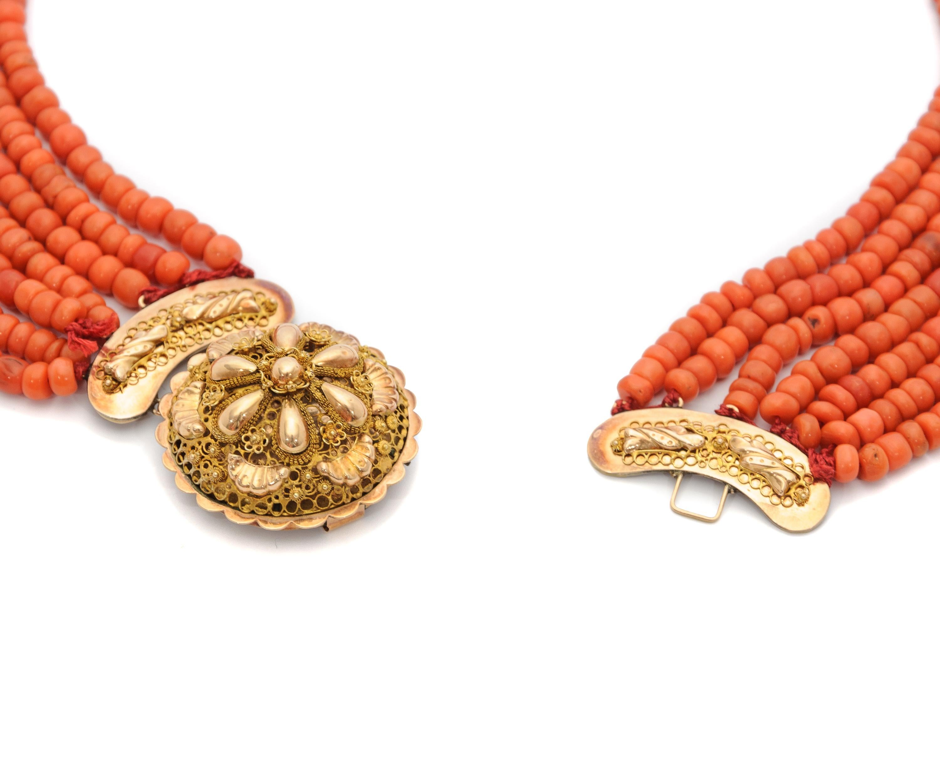 Taille ronde Collier perlé ancien en or 14 carats, corail rouge multibrins en vente