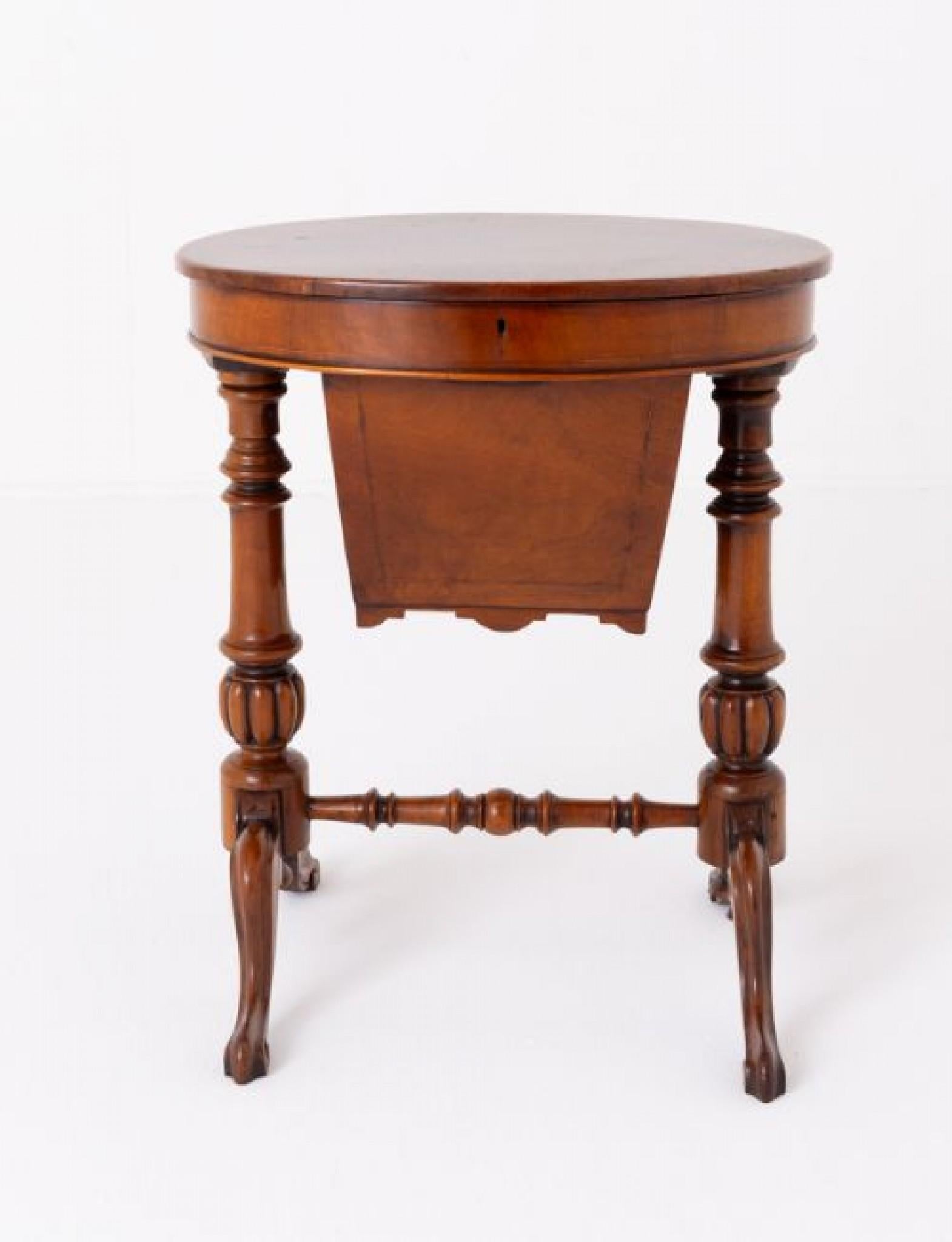 Jolie table de couture victorienne en ronce de noyer.
Circa 1860
Cette table repose sur des colonnes sculptées et tournées, des pieds balancés sculptés et un châssis tourné.
Le couvercle ovale en ronce de noyer présente des détails de