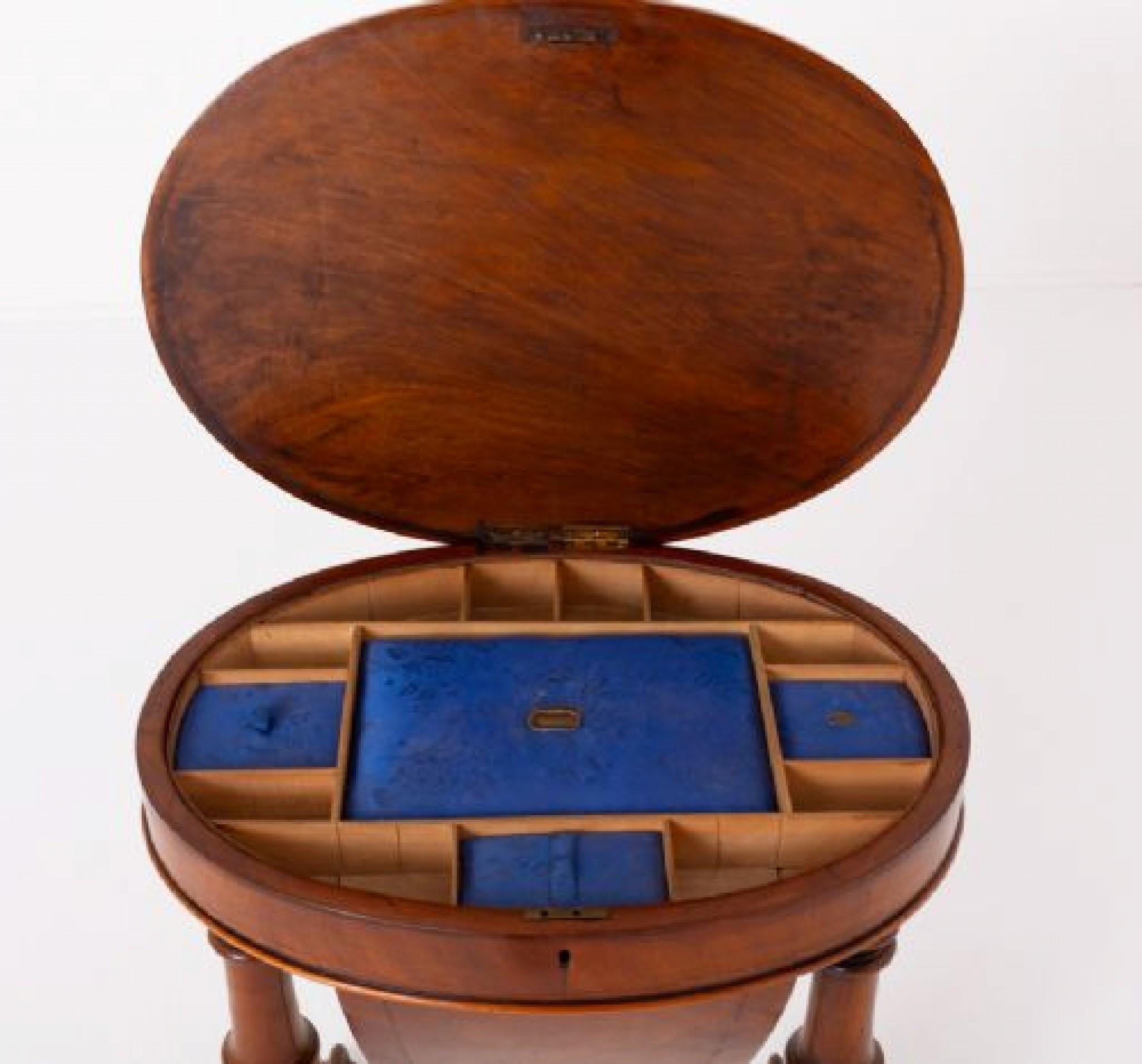 Milieu du XIXe siècle Table de couture Victorienne Ronce de Noyer Antique 1860 en vente