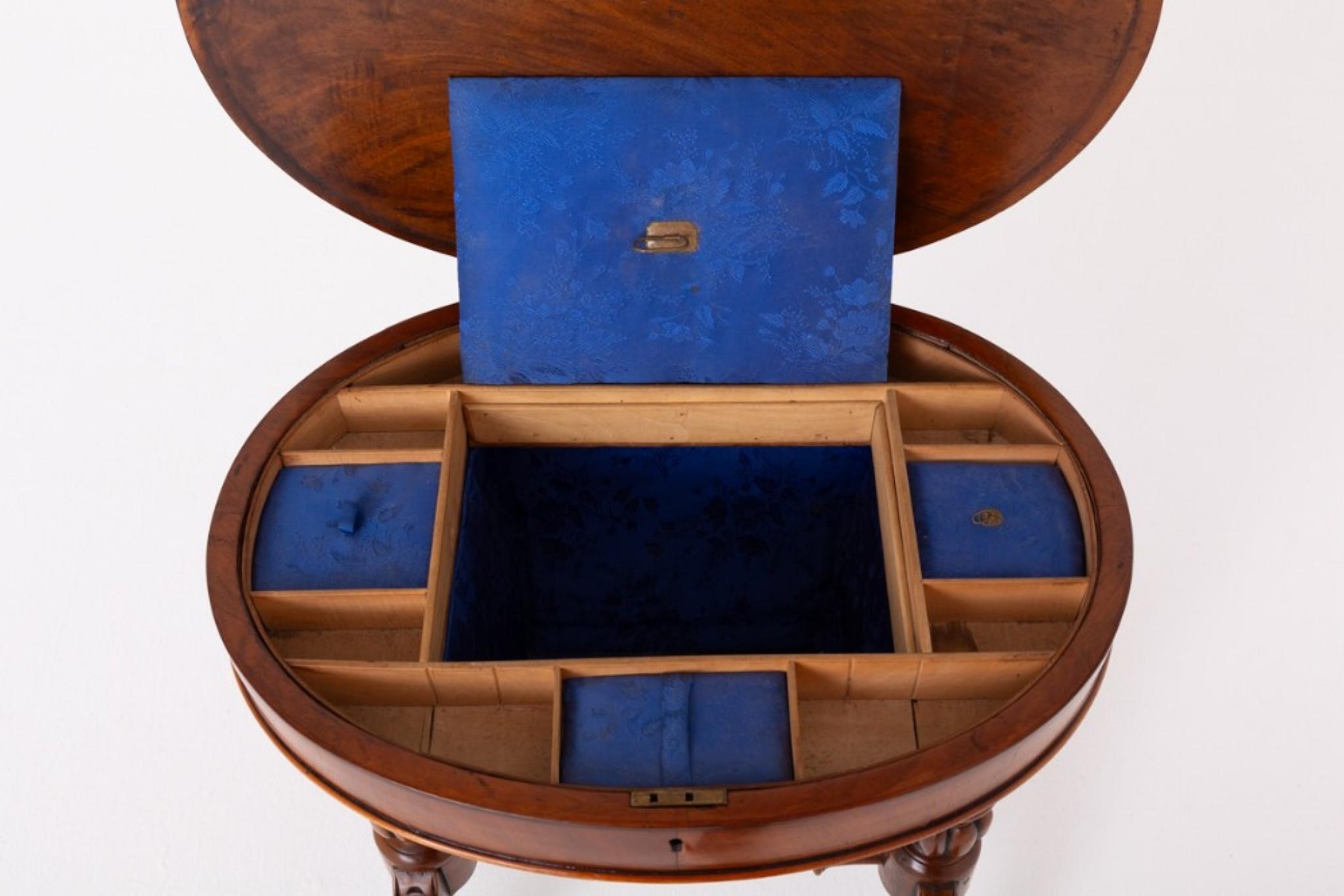 Table de couture Victorienne Ronce de Noyer Antique 1860 en vente 1