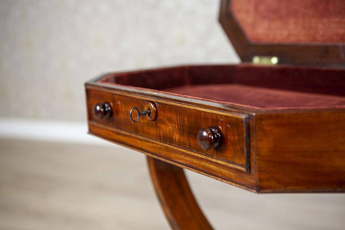 Table de couture victorienne en bois et placage d'acajou Circa 1850 en vente 2