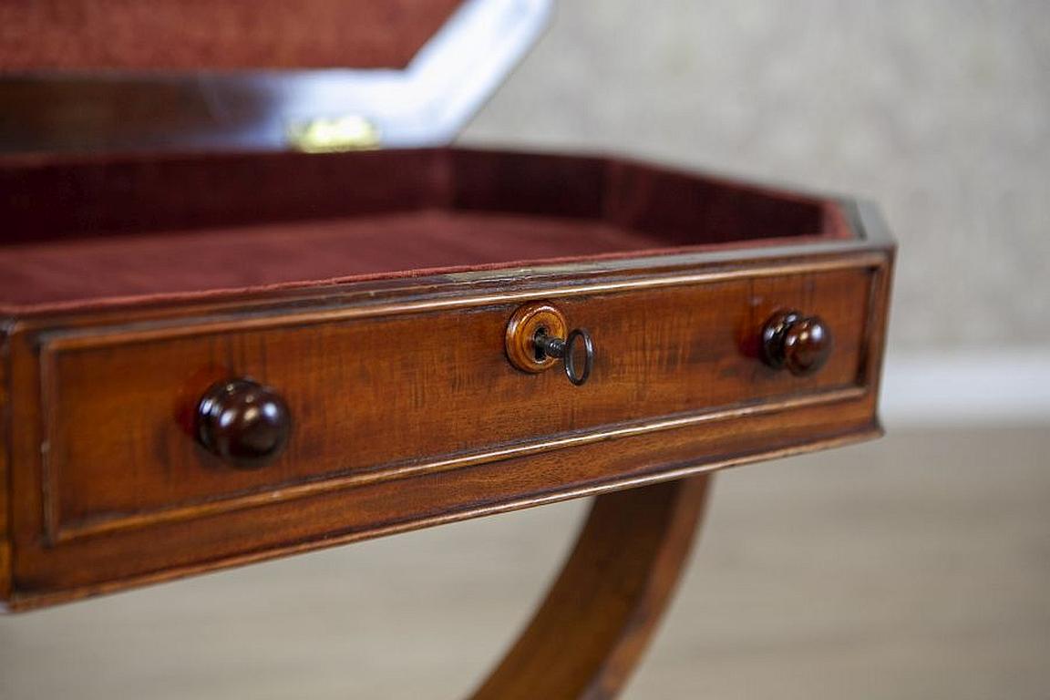 Victorian Mahogany Wood and Veneer Sewing Table Circa 1850 For Sale 3