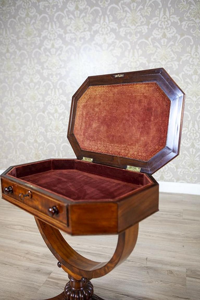 Victorian Mahogany Wood and Veneer Sewing Table Circa 1850 In Good Condition For Sale In Opole, PL