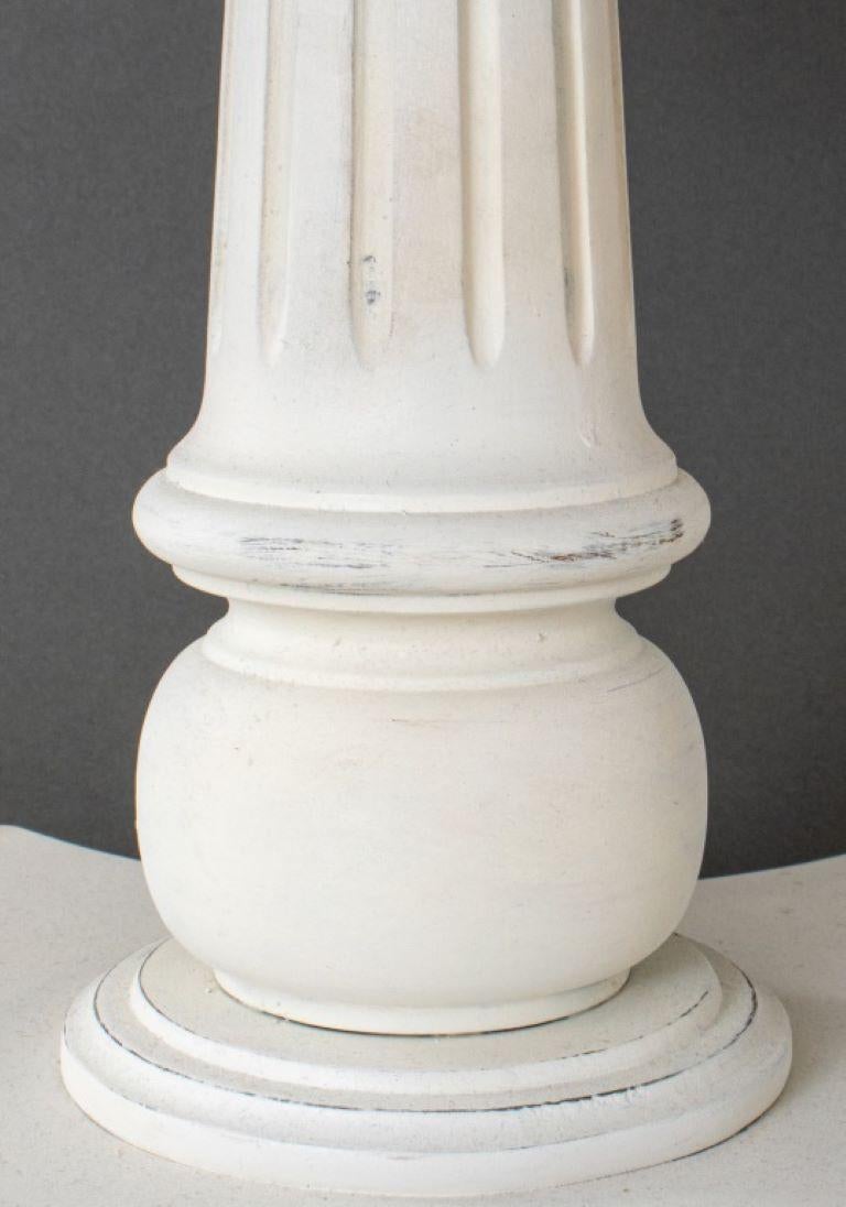 Bemalter niedriger Tisch im viktorianischen Stil, Shabby-Chic-Stil, mit geformter quadratischer Platte über einer kannelierten Säulenstütze auf einem gebogenen Sockel auf Stollenfüßen.

Händler: S138XX