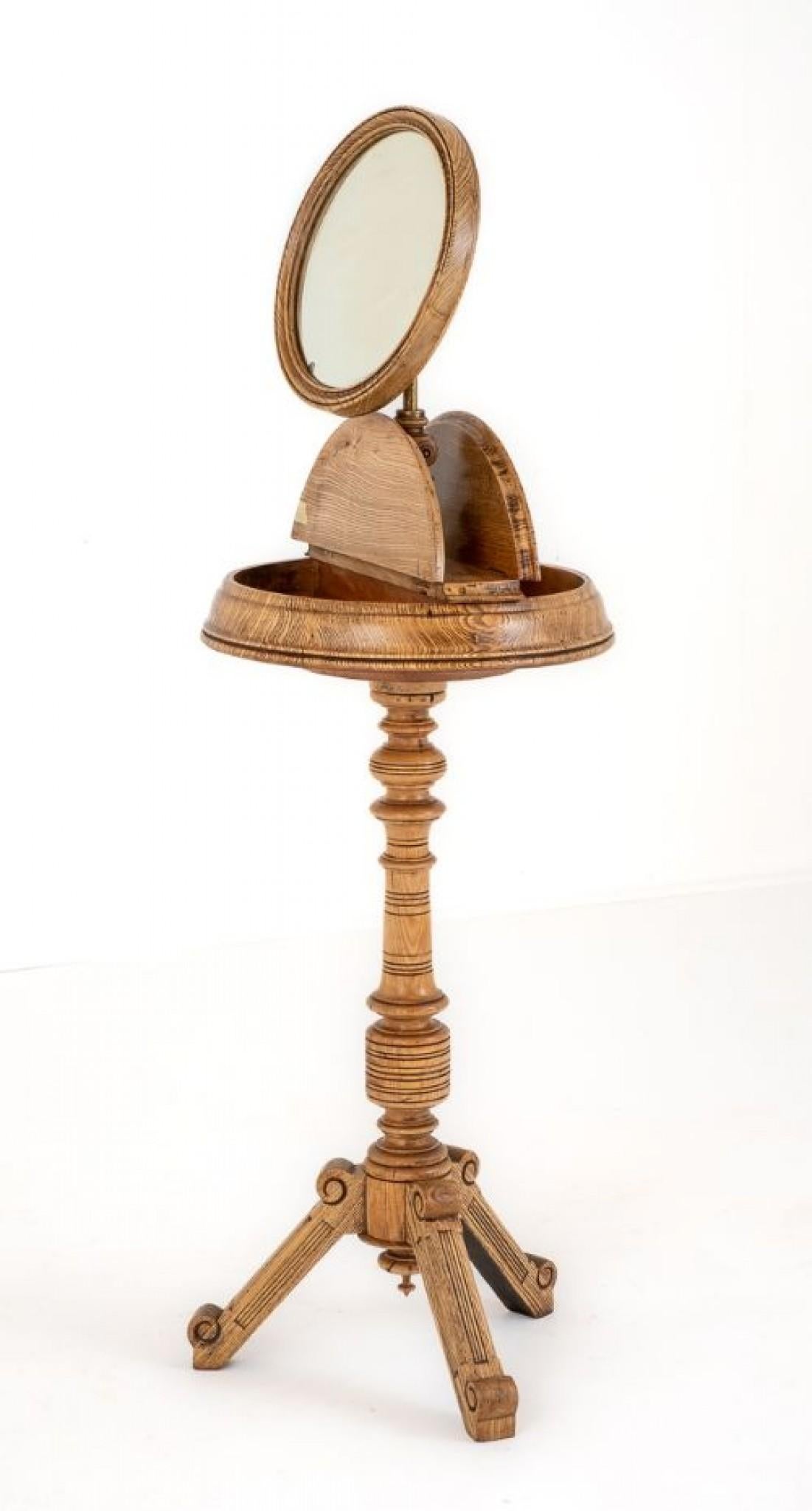 Portabarba vittoriano in frassino.
circa 1890
Questo portabarba si erge su una base a treppiede con gambe intagliate e scanalate e una colonna tornita ad anello.
La parte superiore tornita è dotata di 2 coperchi sollevabili per riporre gli