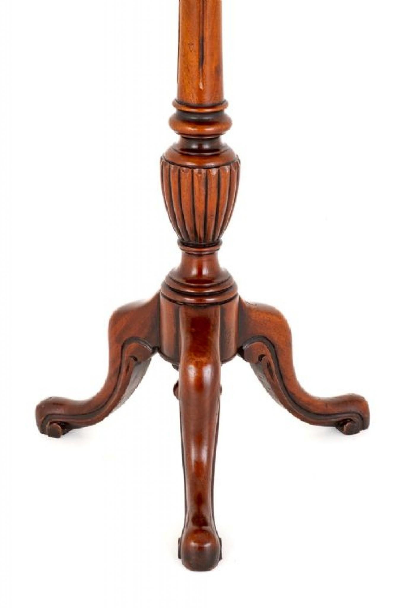 Victorian mahogany shaving stand.
circa 1860
This shaving stand has a turned and fluted column and has swept legs.
The shaving stand features a ring turned shelf and adjustable mirror.