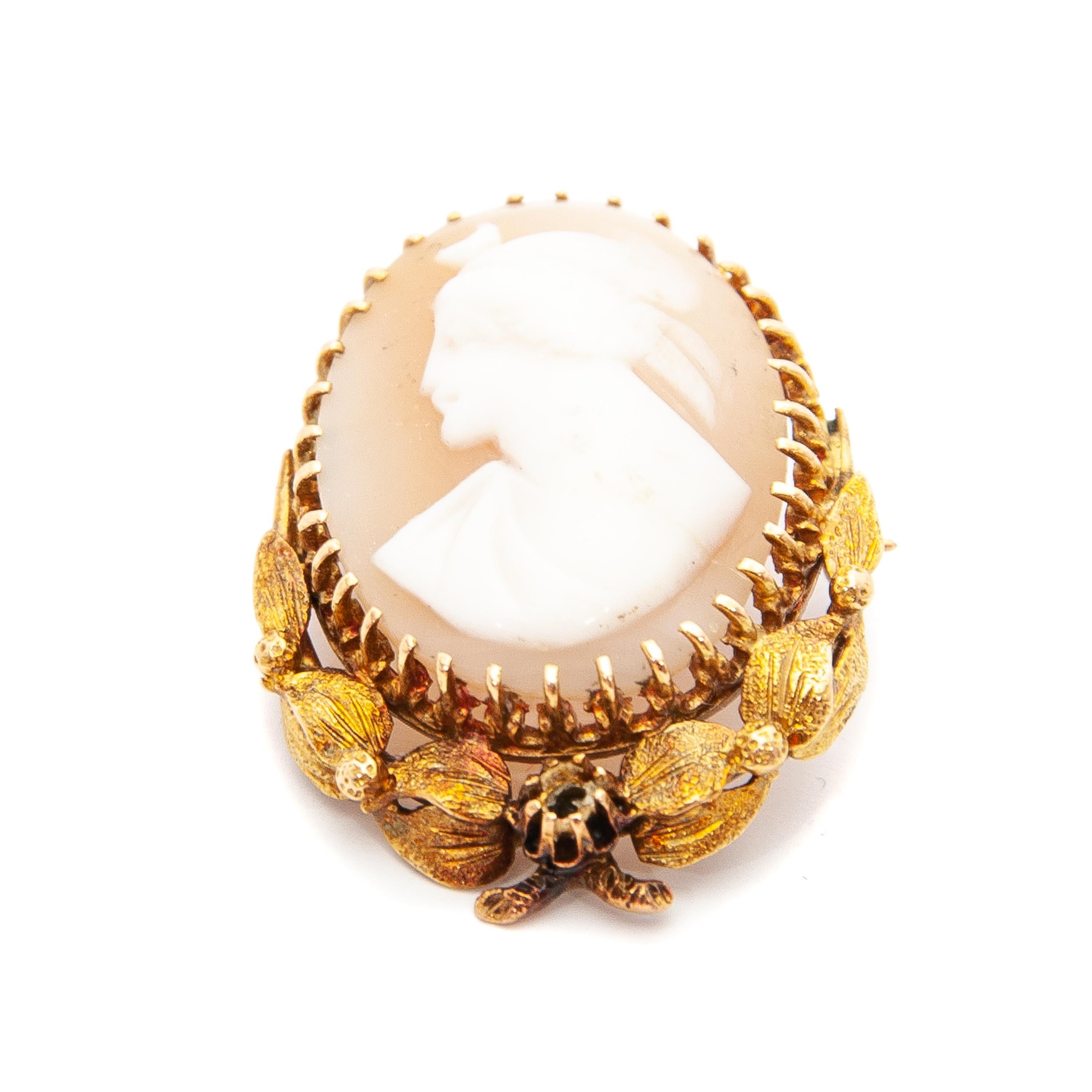 Vintage 14K Gold Shell Cameo Brooch Pendant In Good Condition For Sale In Rotterdam, NL