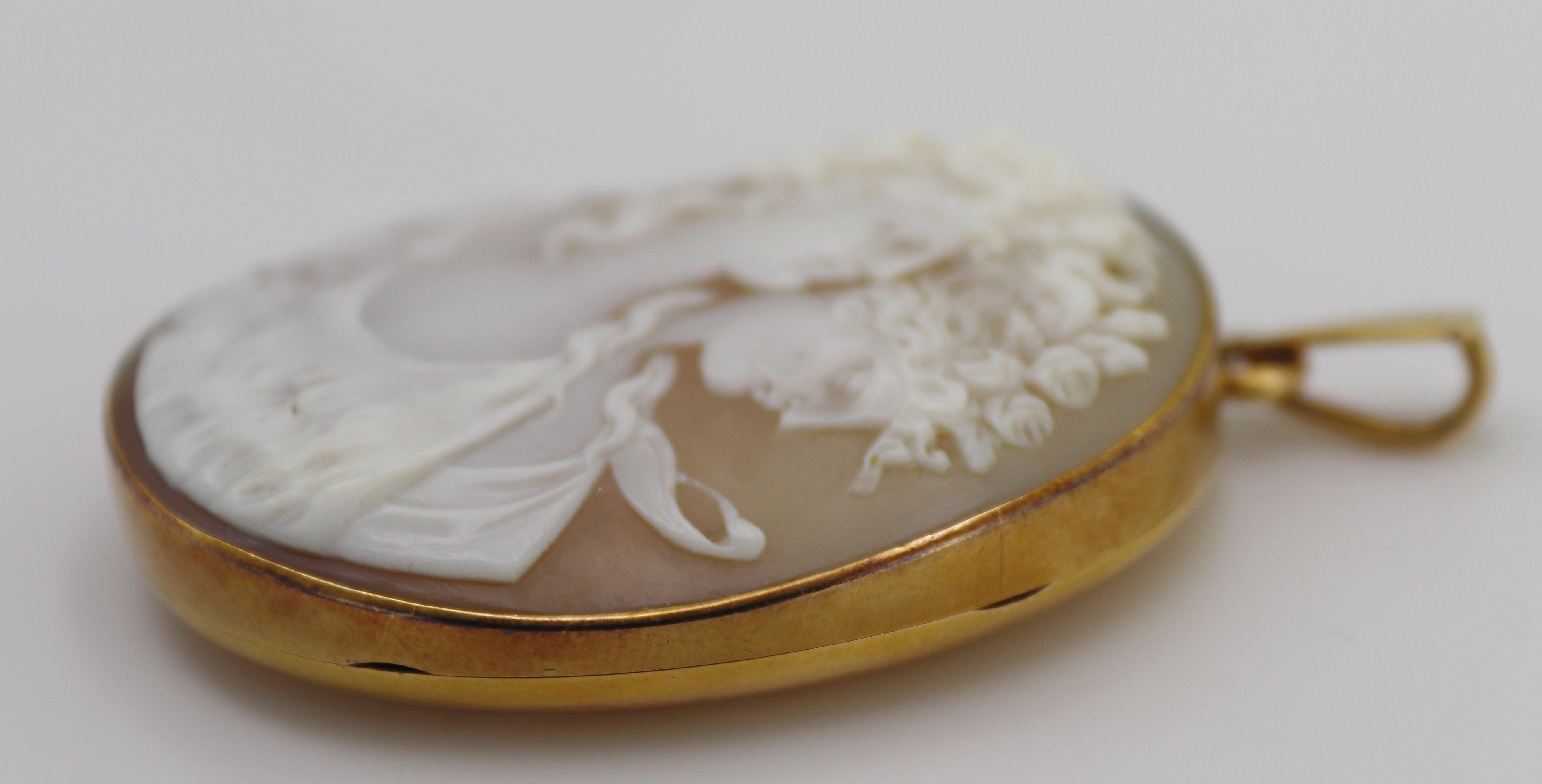Victorian Shell Cameo Bacchus and Ariadne, 12K Yellow Gold Locket, Pendant For Sale 5