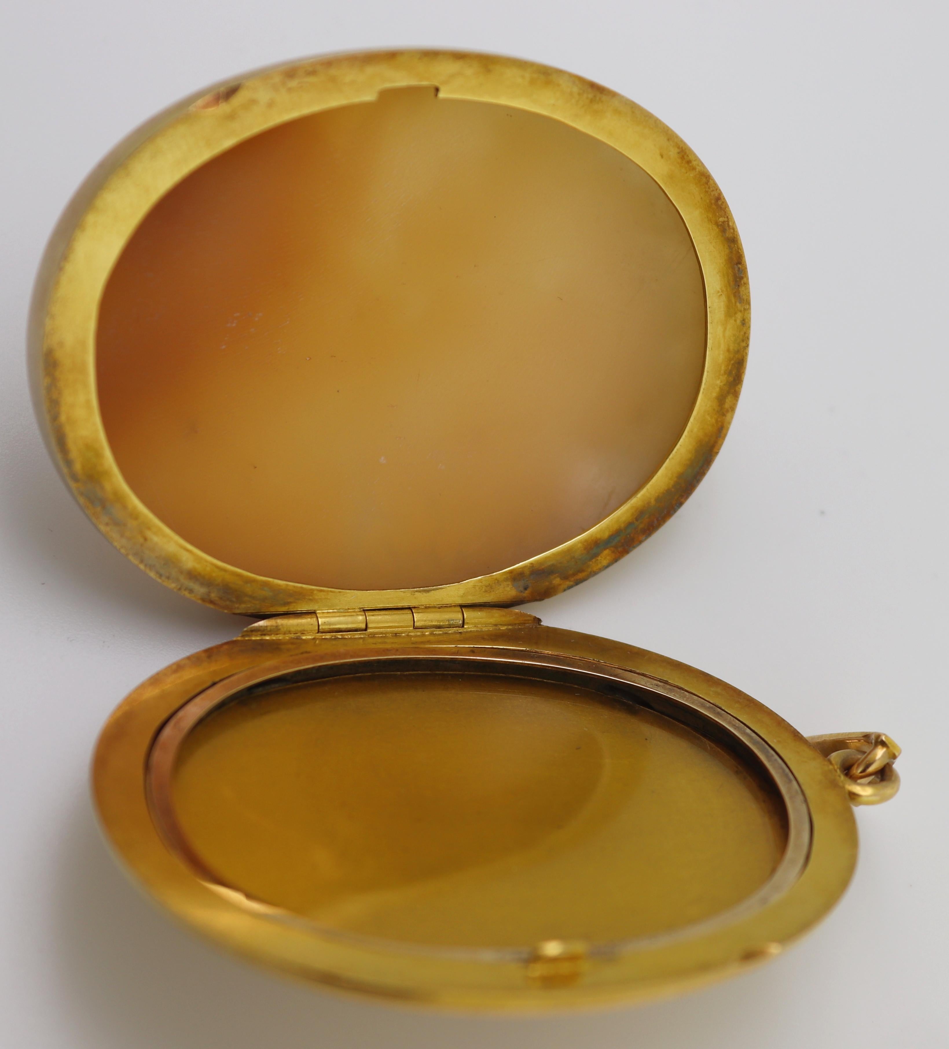 Victorian Shell Cameo Bacchus and Ariadne, 12K Yellow Gold Locket, Pendant For Sale 13