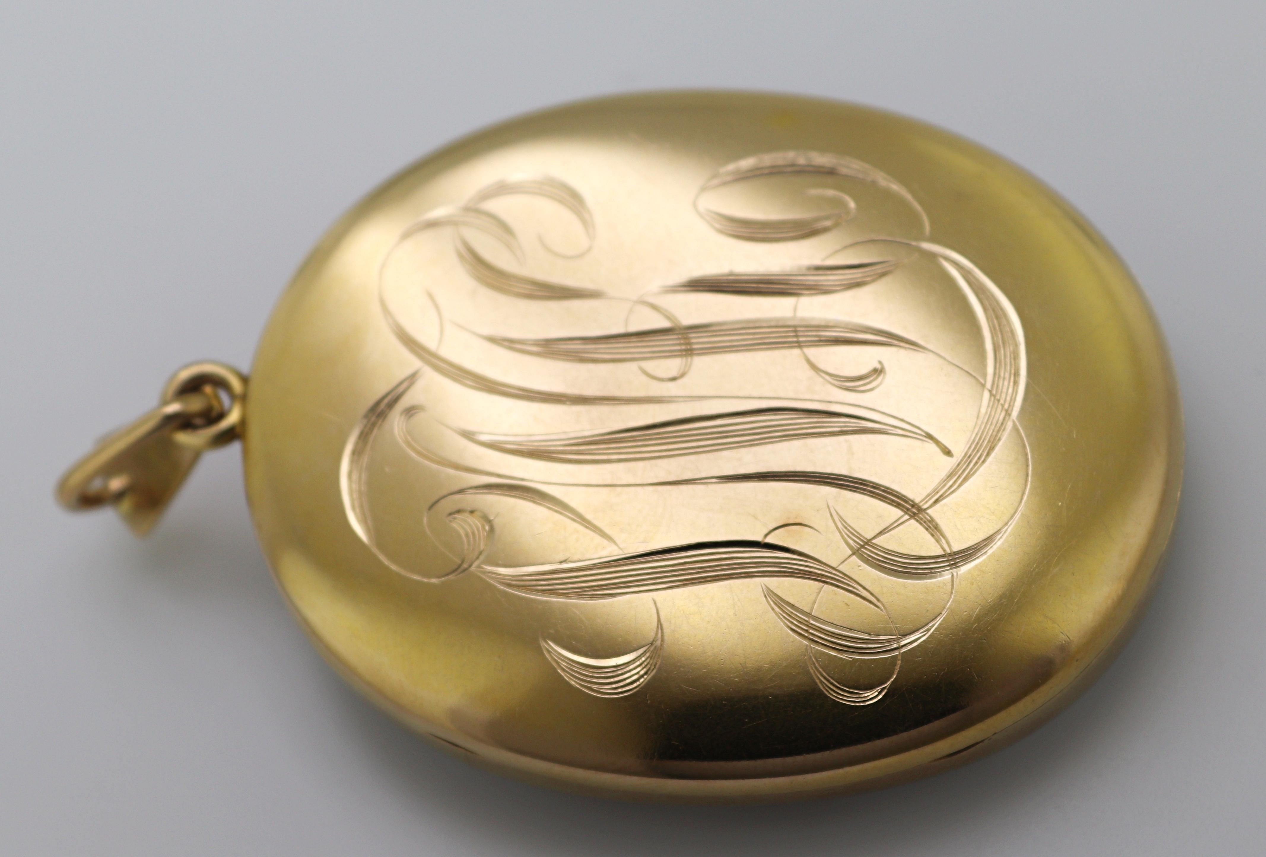 Victorian Shell Cameo Bacchus and Ariadne, 12K Yellow Gold Locket, Pendant For Sale 14