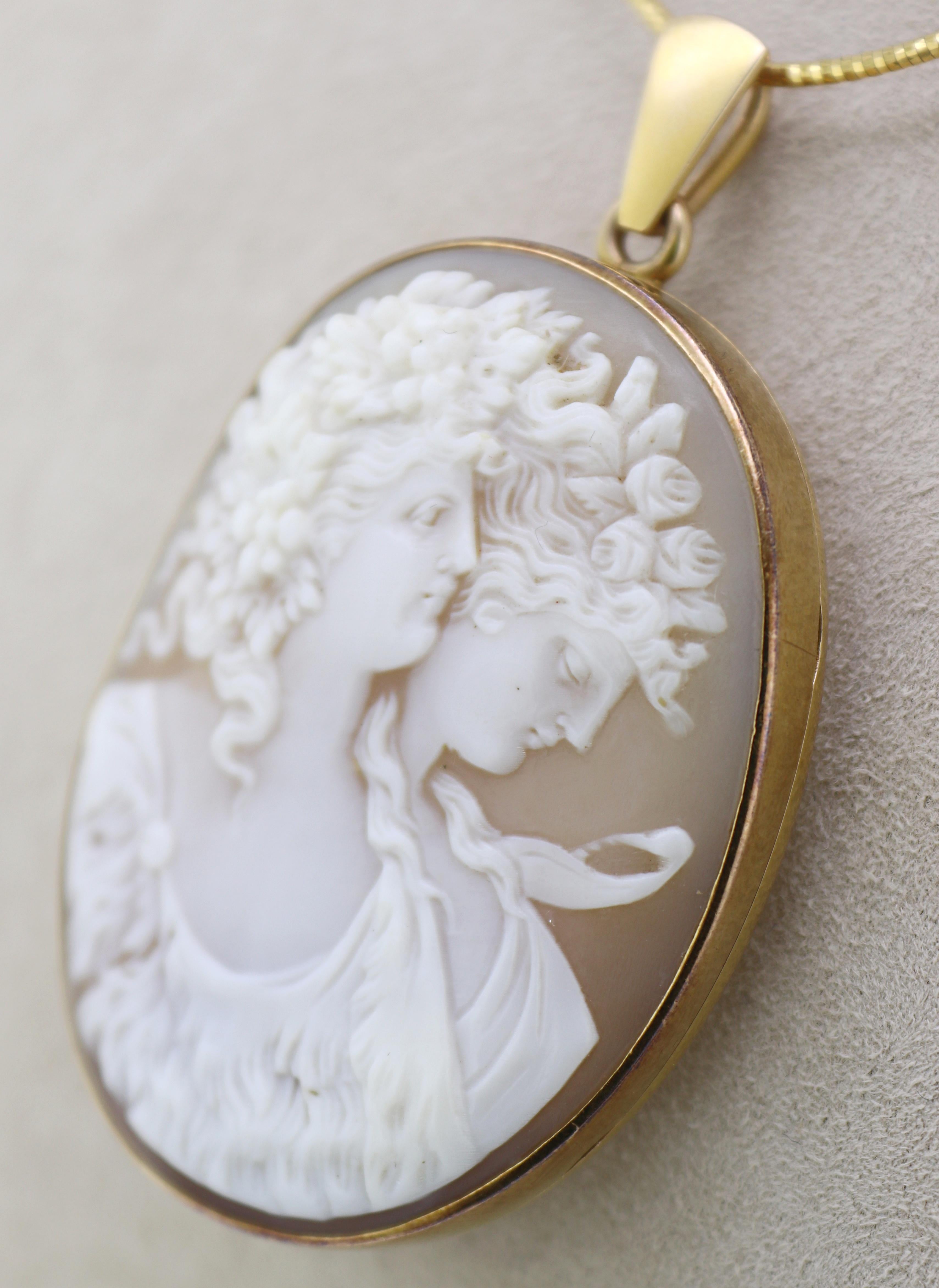 Women's or Men's Victorian Shell Cameo Bacchus and Ariadne, 12K Yellow Gold Locket, Pendant For Sale
