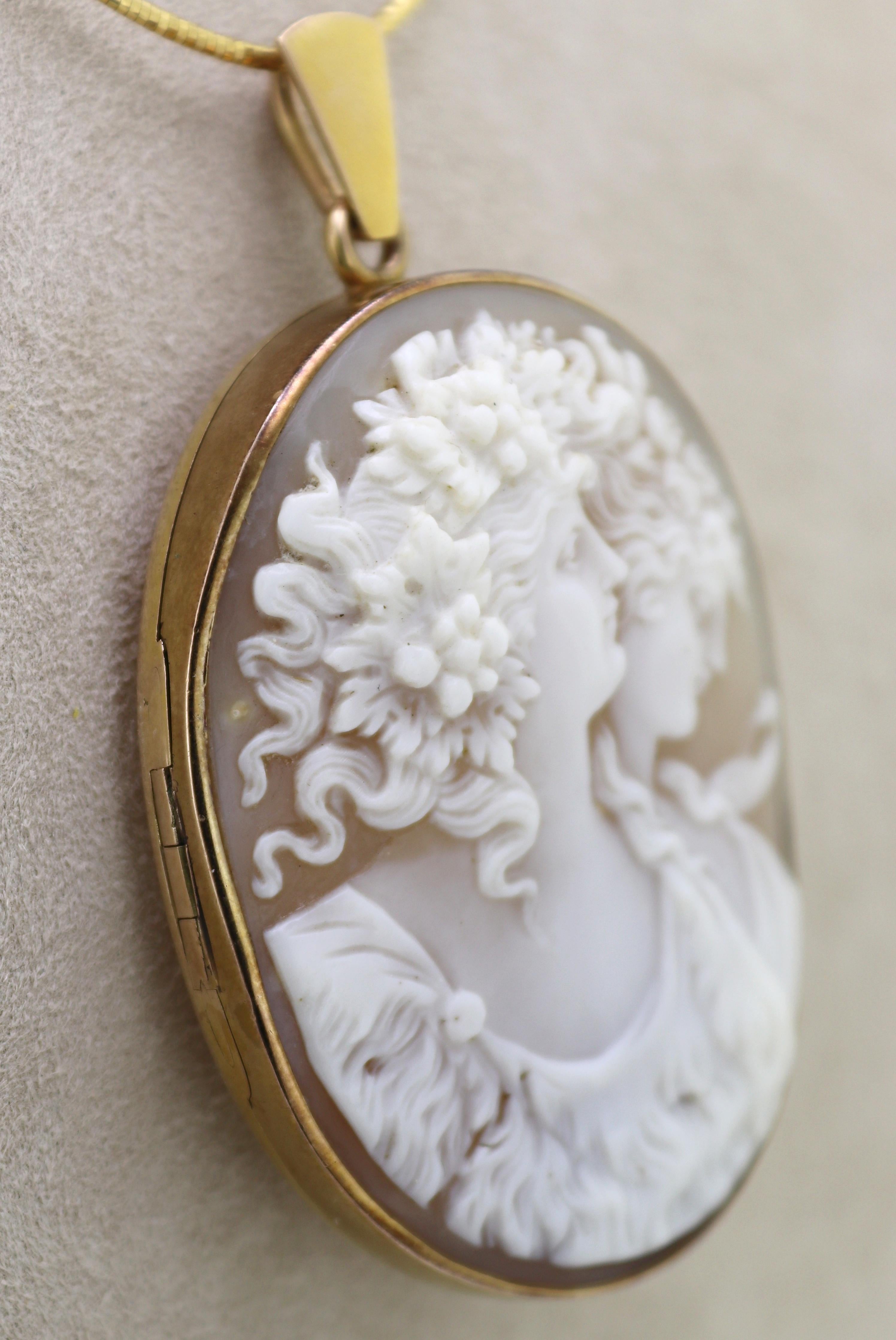 Victorian Shell Cameo Bacchus and Ariadne, 12K Yellow Gold Locket, Pendant For Sale 1
