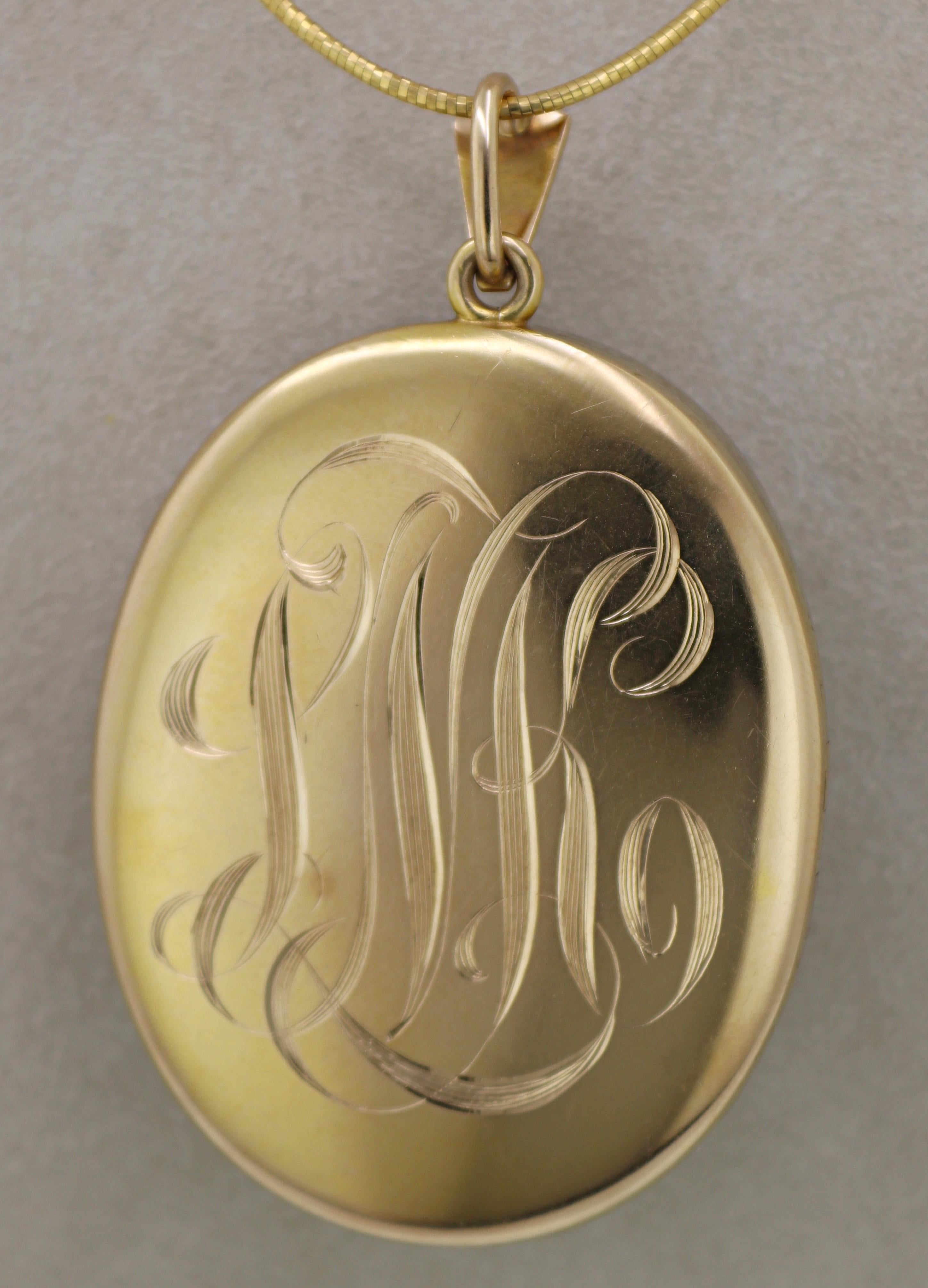 Victorian Shell Cameo Bacchus and Ariadne, 12K Yellow Gold Locket, Pendant For Sale 2