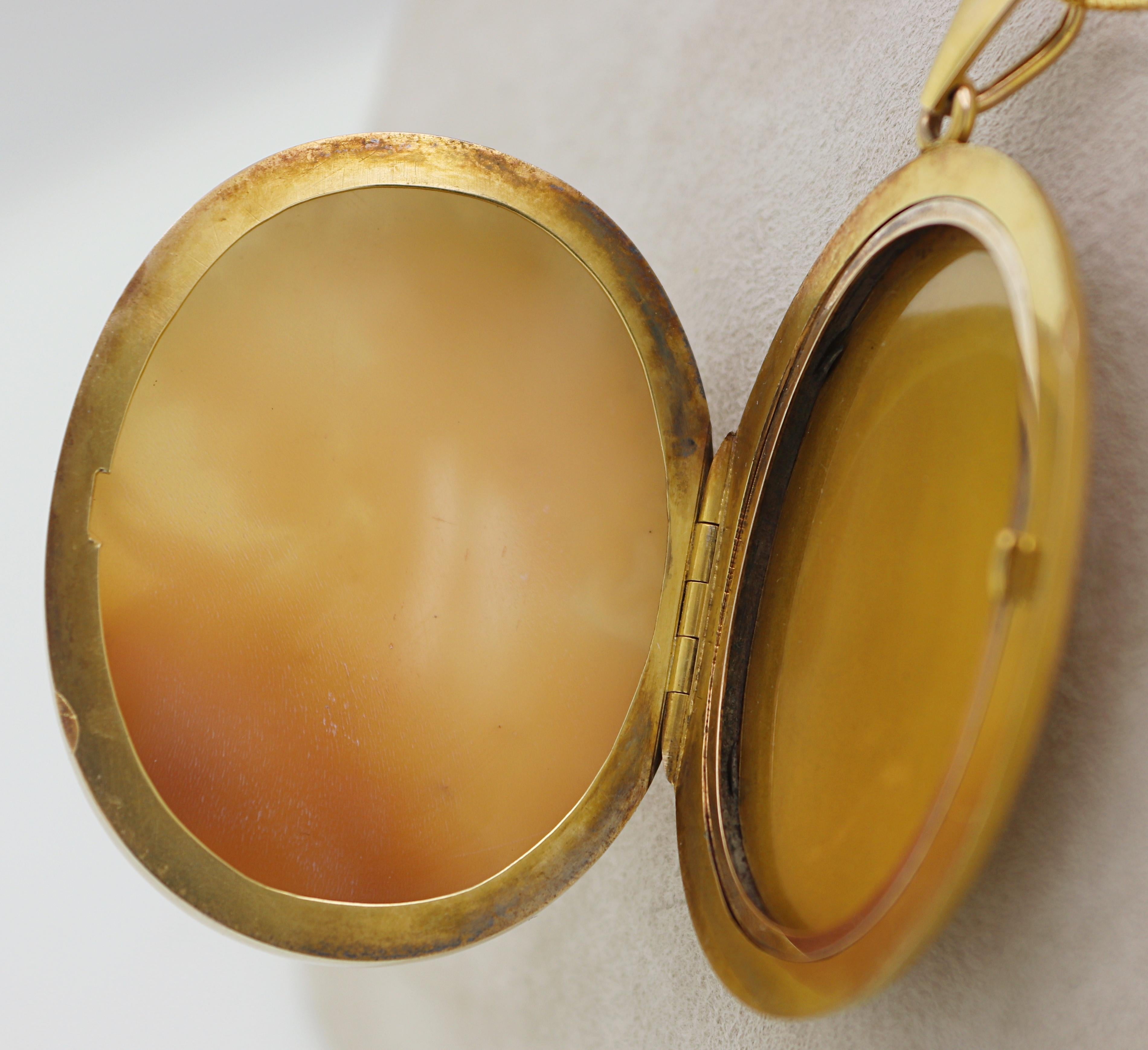 Victorian Shell Cameo Bacchus and Ariadne, 12K Yellow Gold Locket, Pendant For Sale 3