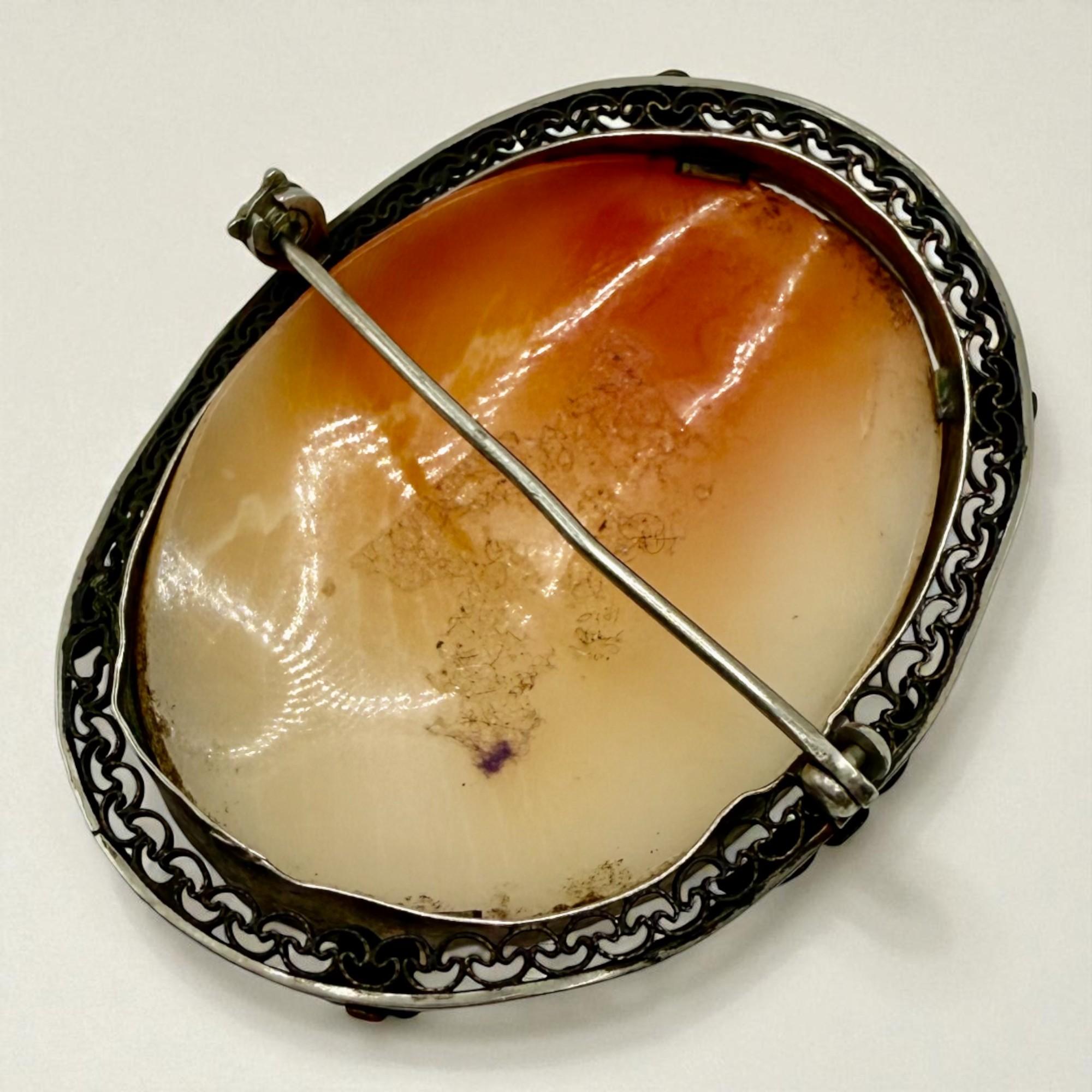 Viktorianische Muschelkamee-Brosche in filigranem Messingrahmen, Ende 19. im Angebot 4