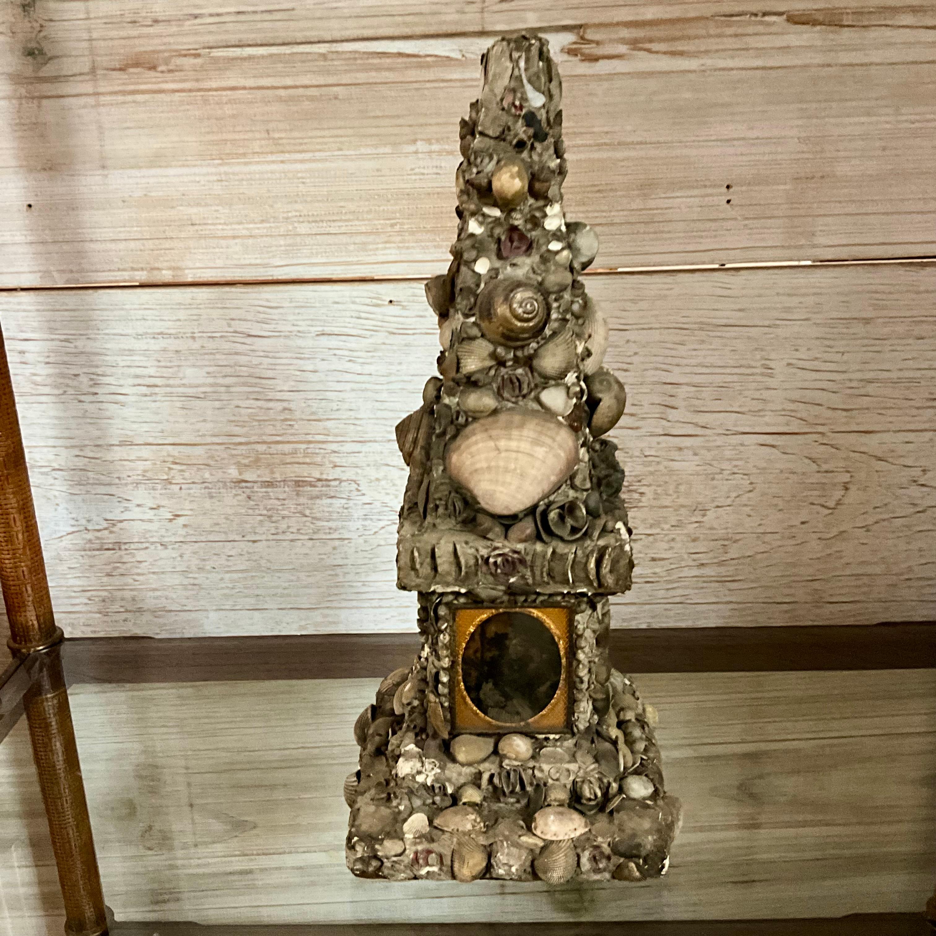 Viktorianischer Muschel-Obelisk mit Zinn-Fotografien (Britisch) im Angebot
