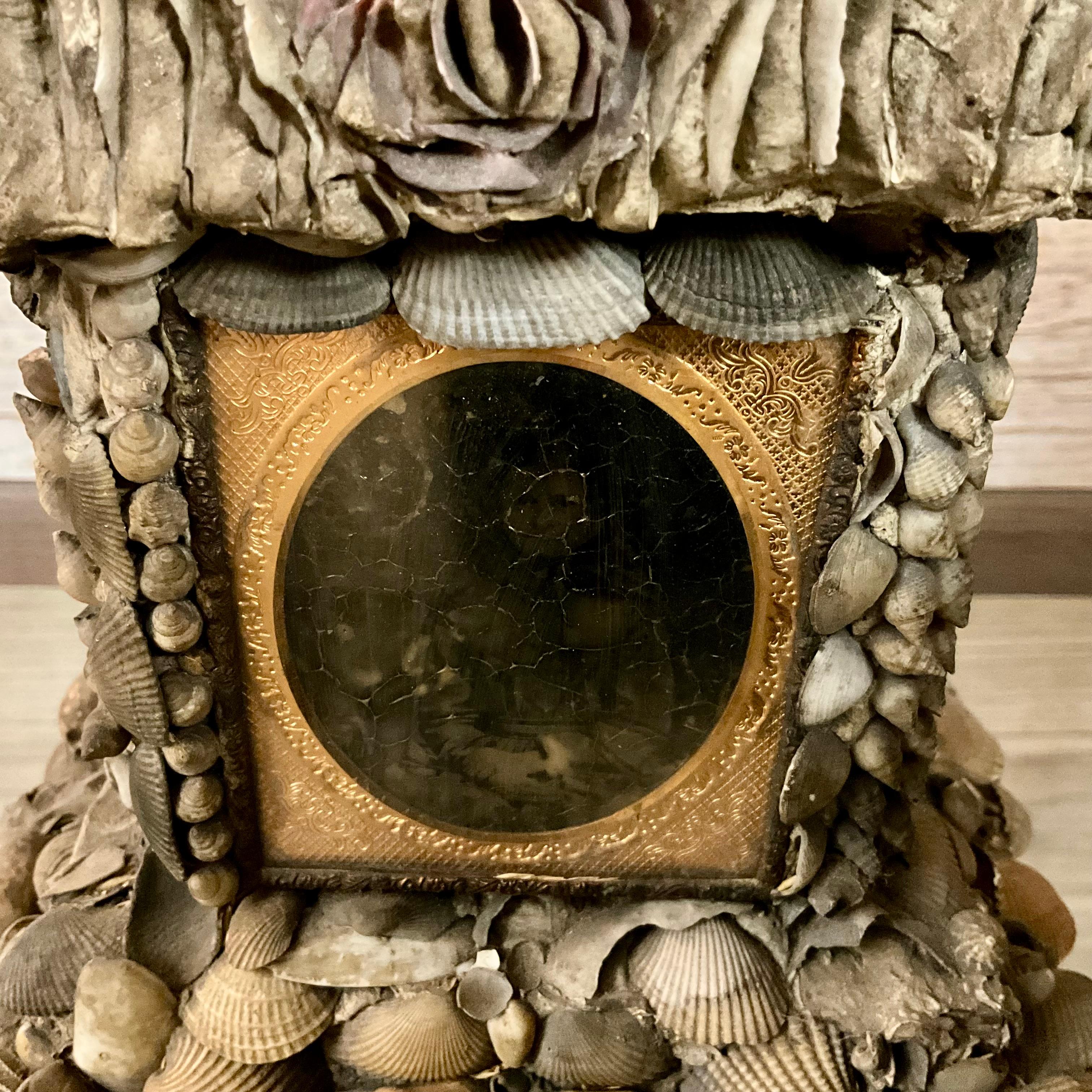Viktorianischer Muschel-Obelisk mit Zinn-Fotografien im Zustand „Gut“ im Angebot in West Palm Beach, US