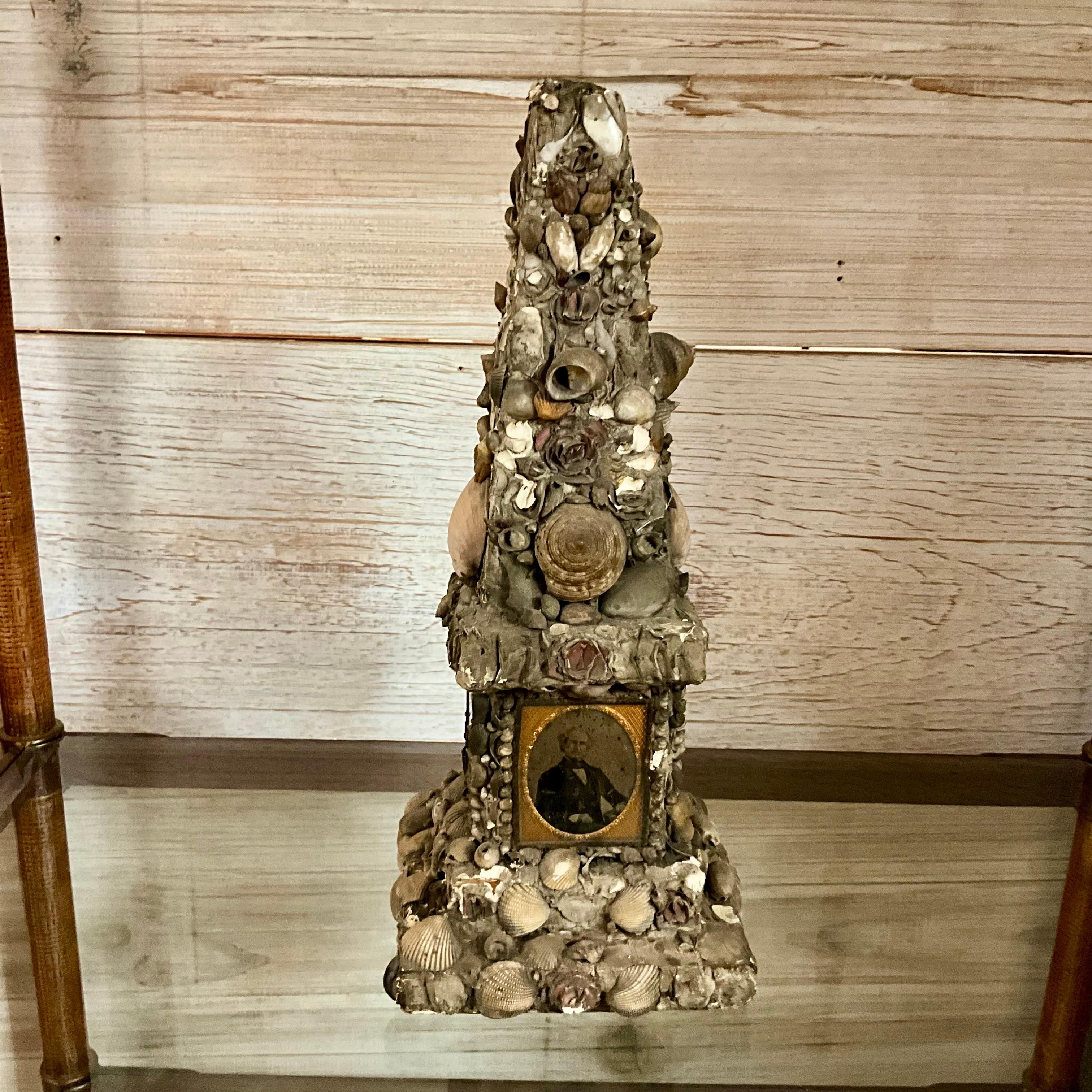 Viktorianischer Muschel-Obelisk mit Zinn-Fotografien im Angebot 1