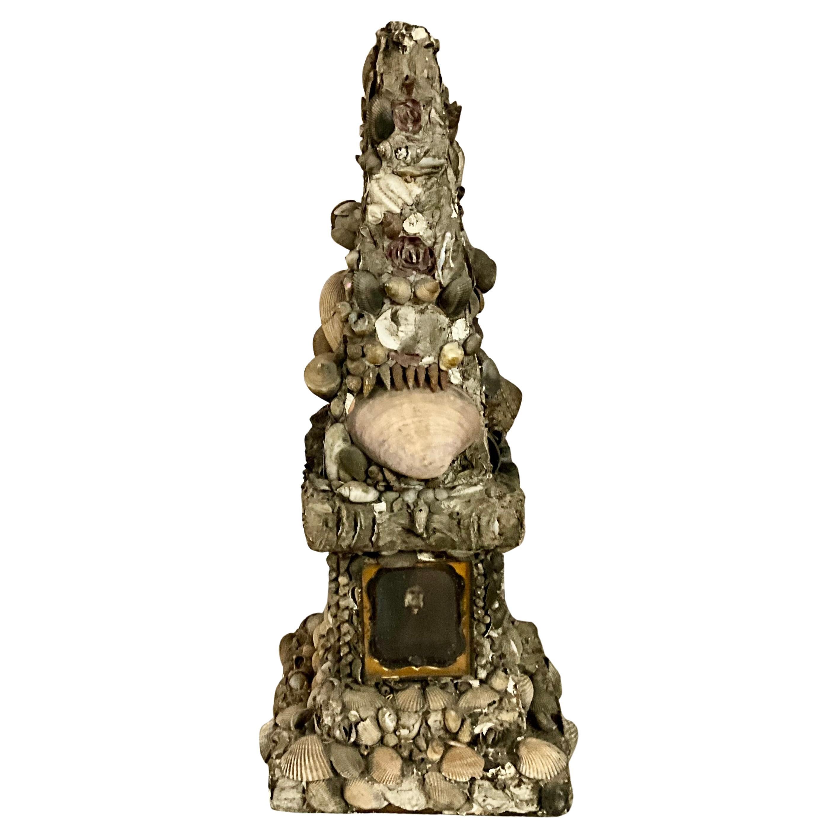 Viktorianischer Muschel-Obelisk mit Zinn-Fotografien im Angebot