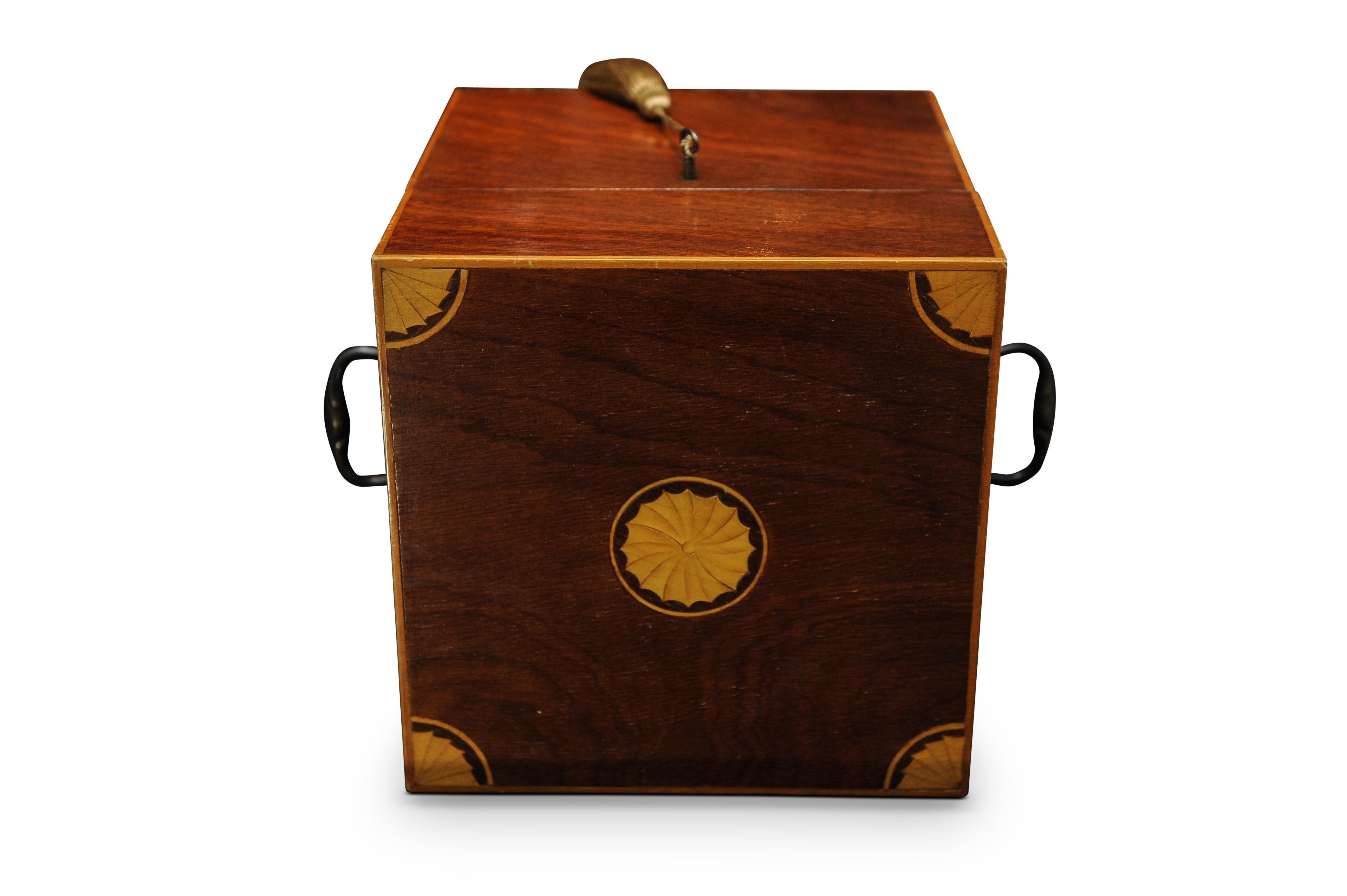 Caja victoriana de decantadores con incrustaciones Sheraton Revival, con cuatro decantadores Atlantis Incrustación en venta