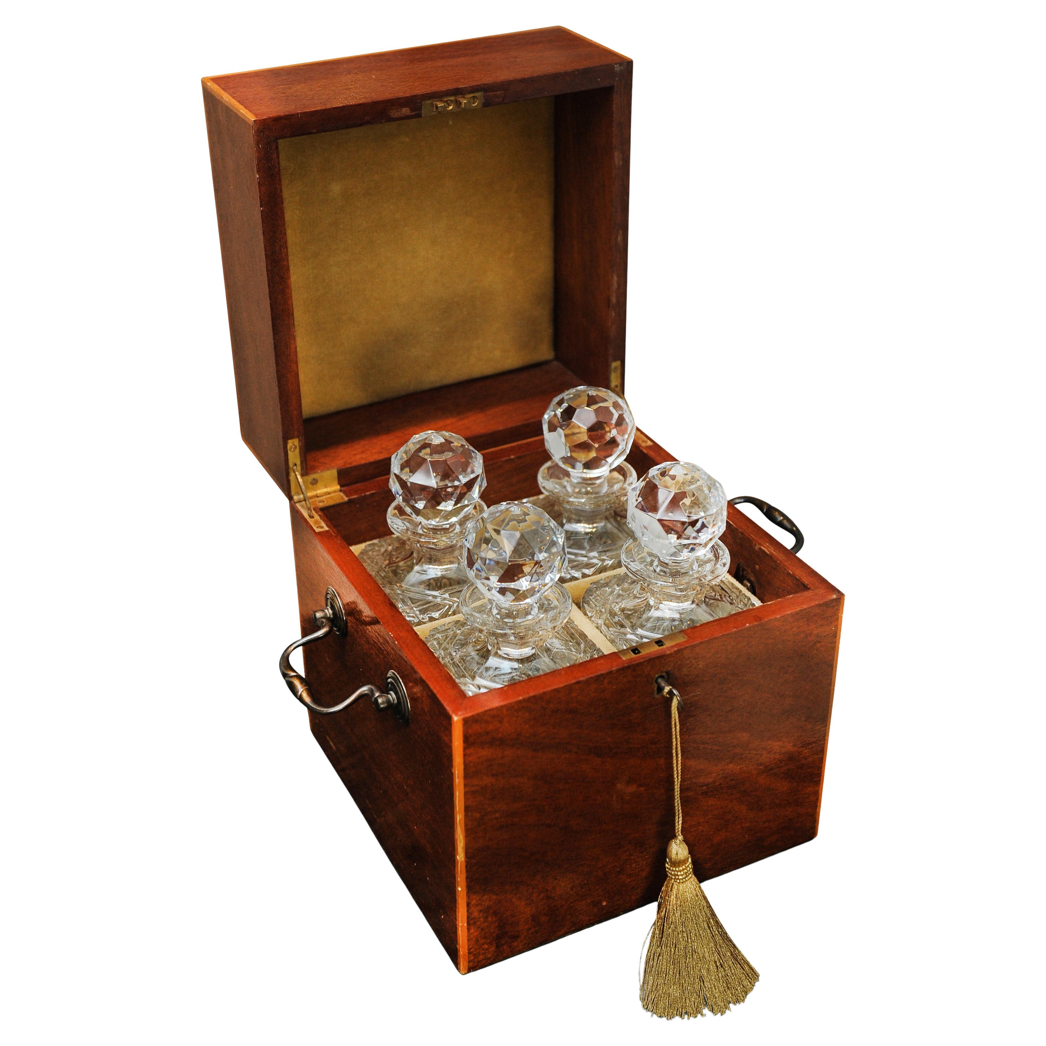 Scatola per decanter intarsiata di epoca vittoriana Sheraton Revival, con quattro decanter Atlantis