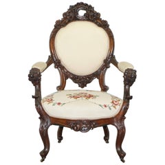 Fauteuil de salon victorien en noyer sculpté et tapissé de broderies