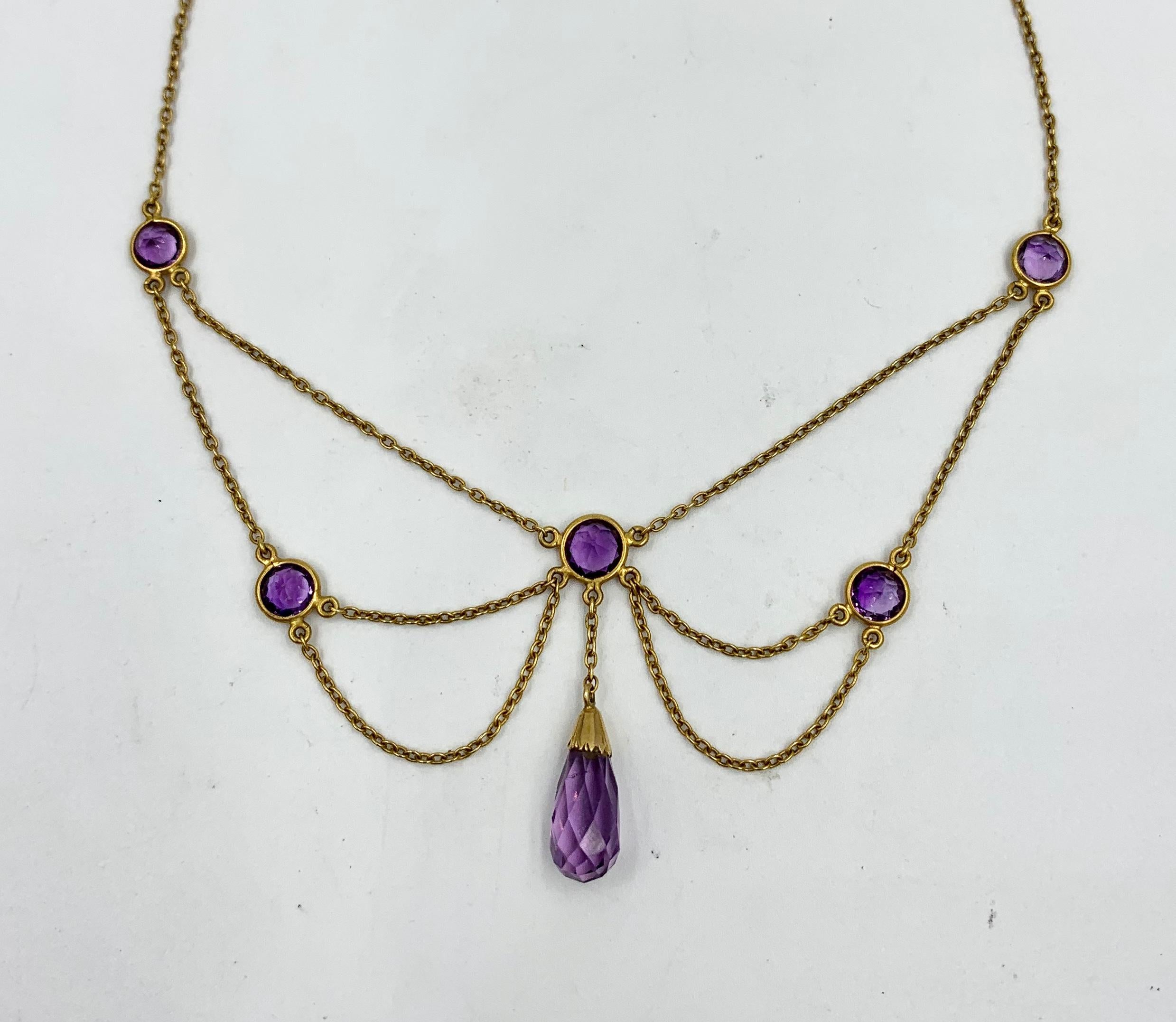 Collier de feston en améthyste sibérienne de l'époque victorienne Briolette en or 14 carats Excellent état - En vente à New York, NY