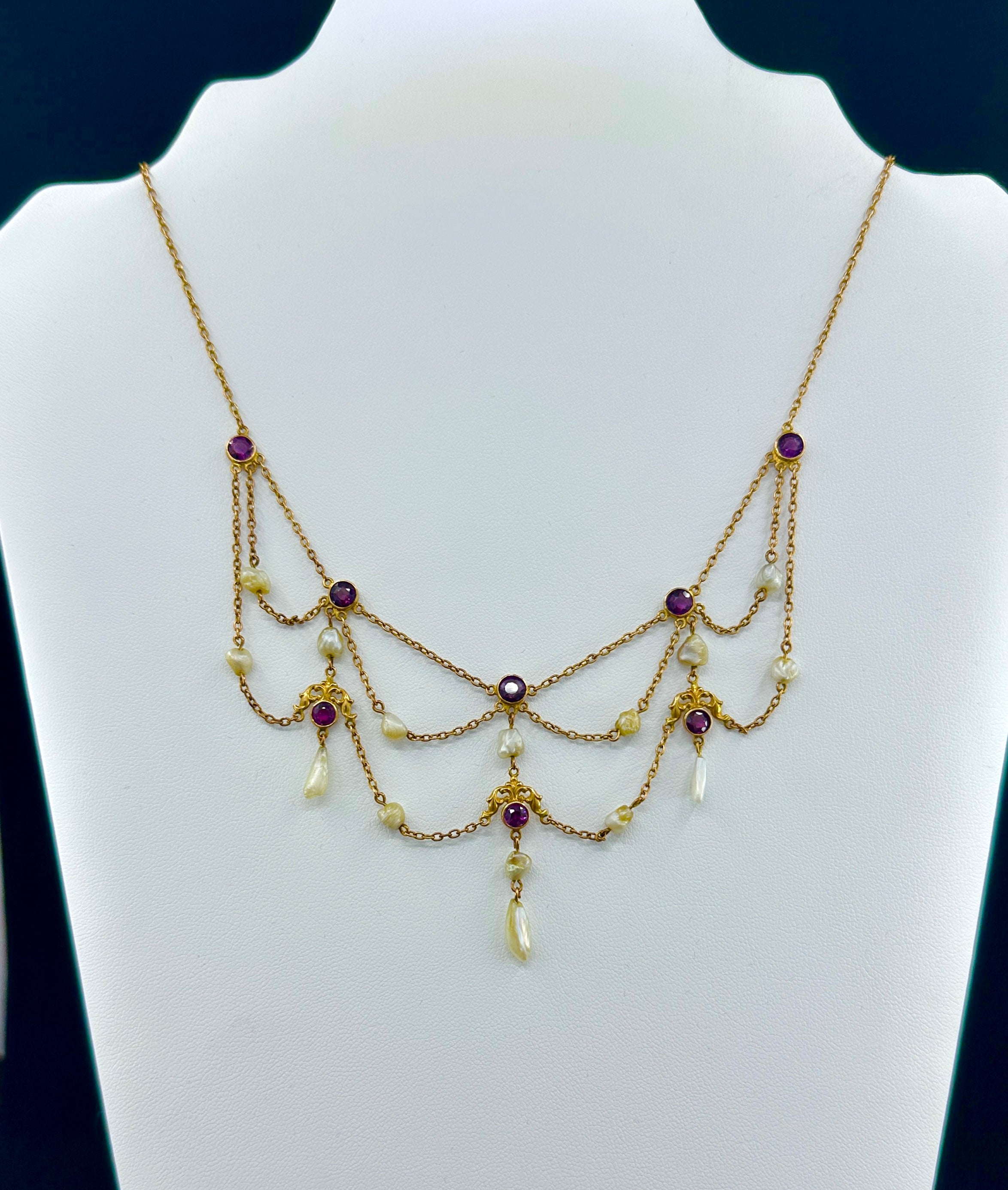 Concediti una splendida collana antica vittoriana - edoardiana con festone di perle di ametista, con le più belle gemme di ametista siberiana incastonate in oro 14 carati e perle barocche naturali. L'antica collana di festoni risale al 1870-1900