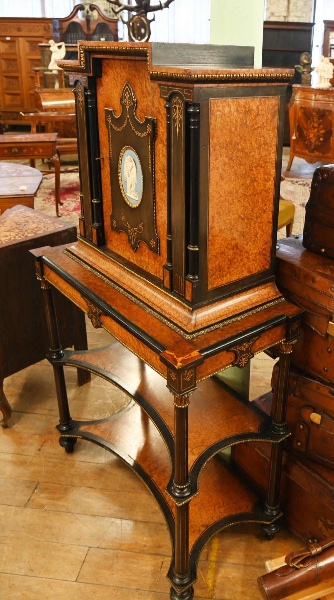 Mobile laterale vittoriano Amboyna Wedgewood Placca 1860 in vendita 4