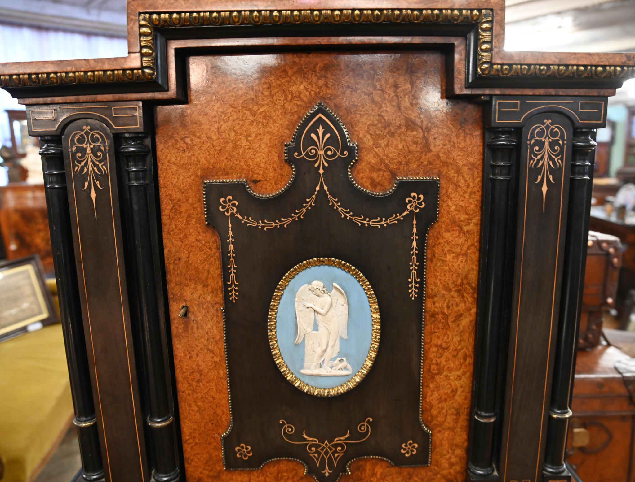 Mobile vittoriano in amboyna e ebanizzato
Cassetto centrale montato ad Ormulo e sormontato da una placca Wedgewood
Circa 1860
Un gioco di colori e di materiali davvero stupendo
Comprato in una vendita privata a Mayfair, a Londra.
Spediamo in ogni
