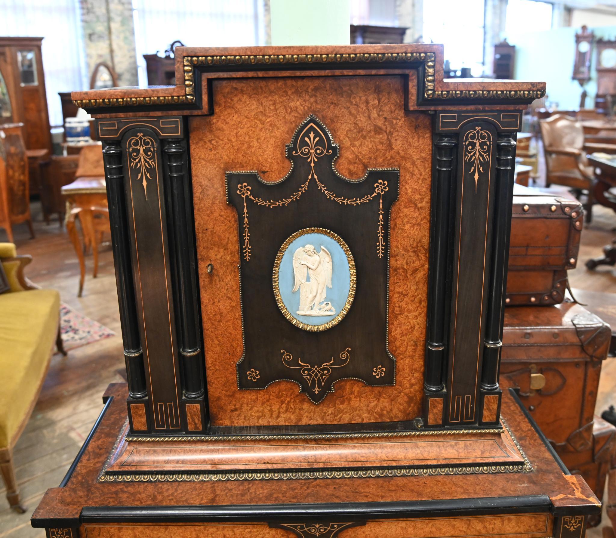 Mobile laterale vittoriano Amboyna Wedgewood Placca 1860 In condizioni buone in vendita a Potters Bar, GB