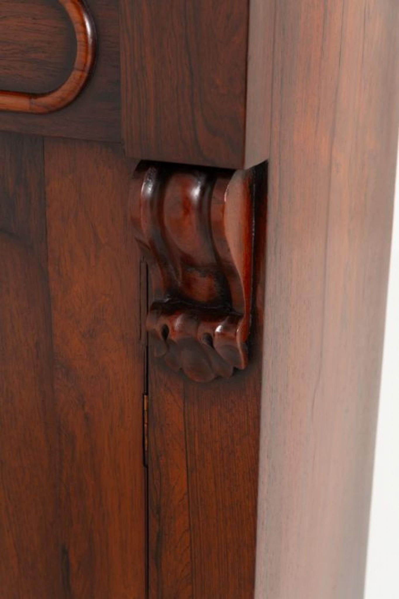 Armoire victorienne en acajou à 2 portes.
Ce meuble latéral repose sur un socle.
Circa 1860
Elle comprend deux portes à panneaux flanquées de consoles sculptées et un tiroir doublé en chêne.
Une belle armoire offrant de bonnes solutions de