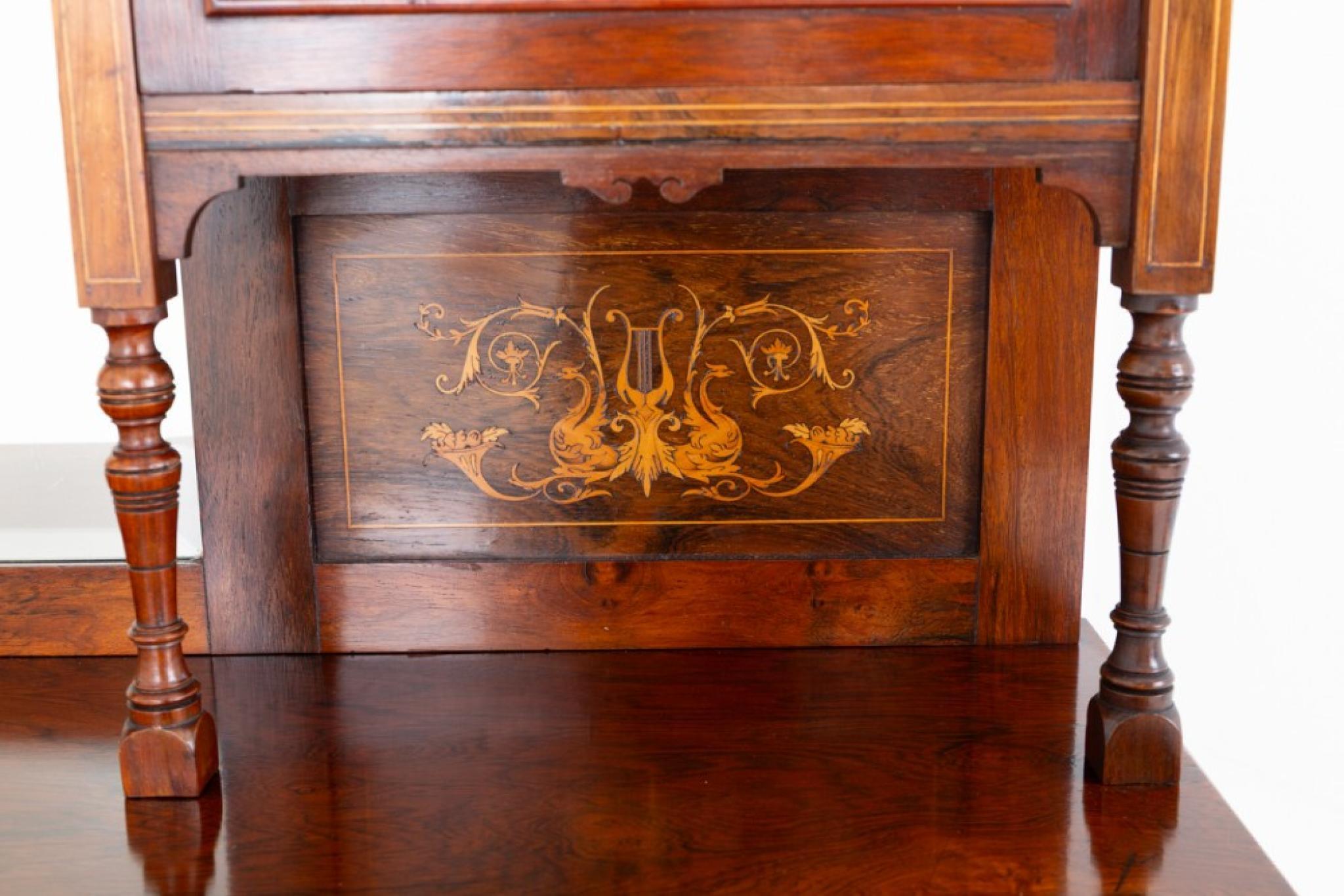 Mobile laterale tardo-vittoriano in intarsio
Questo mobile laterale poggia su piedi torniti
Circa 1890
Spediamo in ogni angolo del pianeta, compresi gli Stati Uniti: contattaci per un preventivo di spedizione.
La parte inferiore è composta da