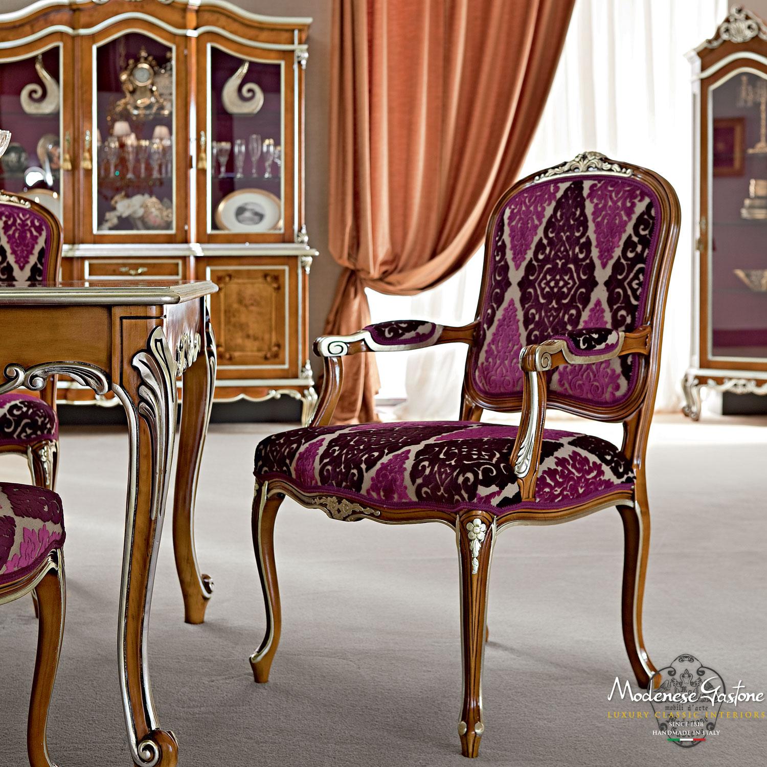 Vervollständigen Sie Ihr schickes, luxuriöses Esszimmer mit diesem viktorianischen Beistellstuhl für den täglichen Gebrauch, dessen Holzrahmen in natürlichem Nussbaum lackiert und mit Blattsilberapplikationen versehen ist. Das Sitzkissen ist mit