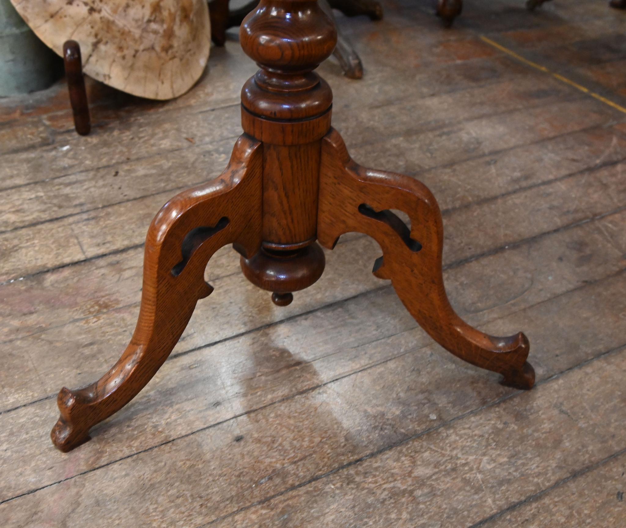 Table ronde victorienne en noyer incrusté de motifs géométriques complexes
Le gel sculpté à la manière gothique est inhabituel.
Circa 1860
Nombreux bois et couleurs différents utilisés dans les motifs de marqueterie.
Un 