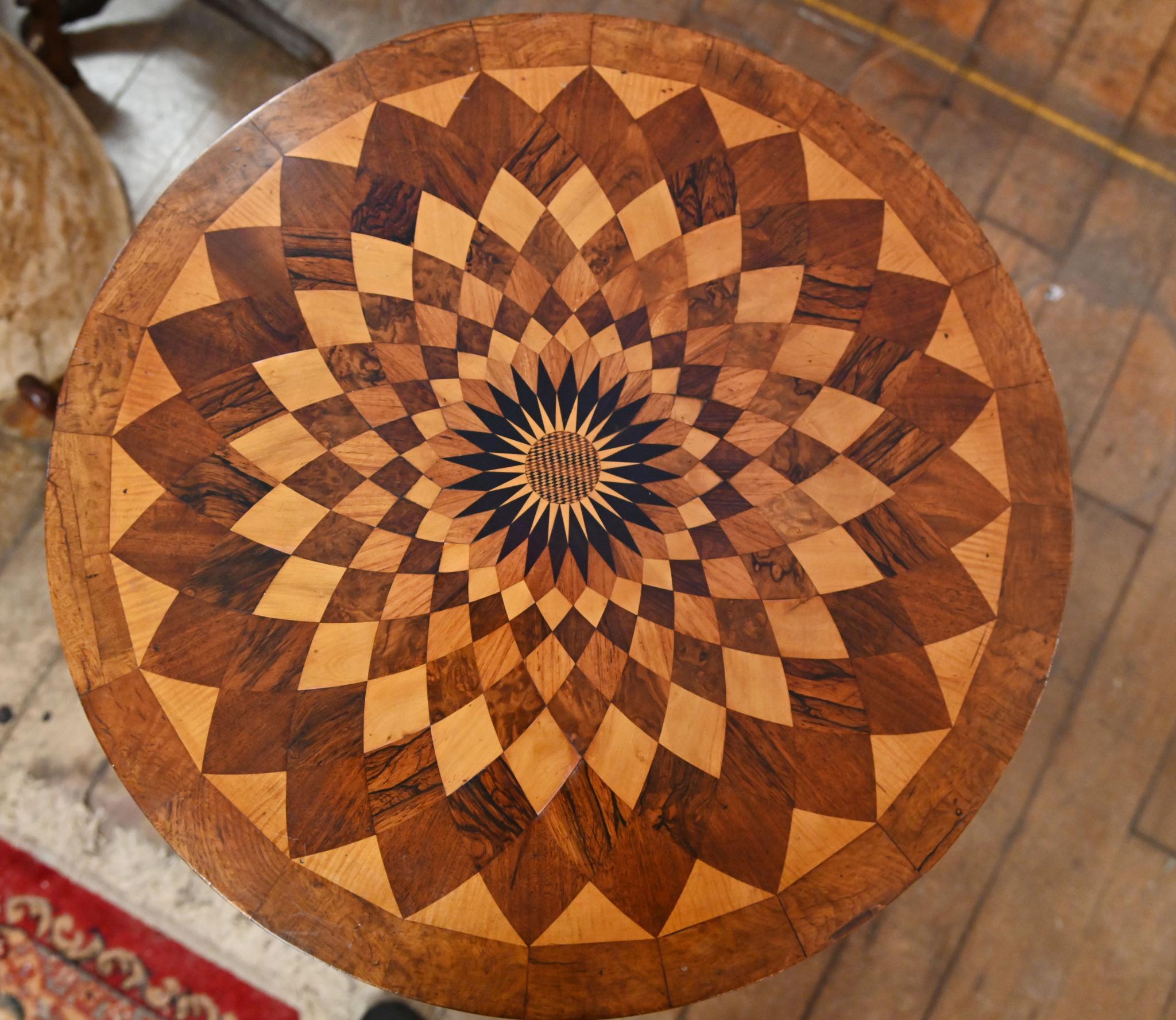 Milieu du XIXe siècle Table d'appoint victorienne avec incrustation géométrique de spécimens d'exposition en vente