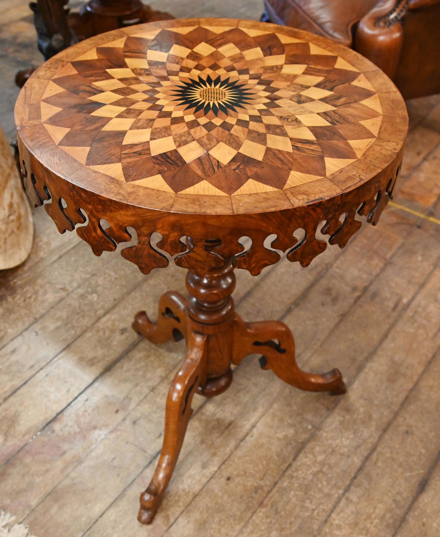 Noyer Table d'appoint victorienne avec incrustation géométrique de spécimens d'exposition en vente