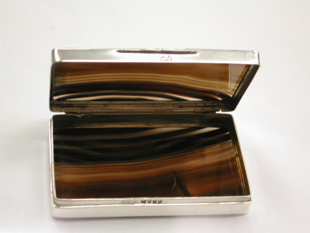 Antique silver and banded agate snuff box dated 1873, assayed in London.
Made by Henry William Curry, using top quality bevelled agate.
Today's use would be for pills, trinkets, or even small business cards.