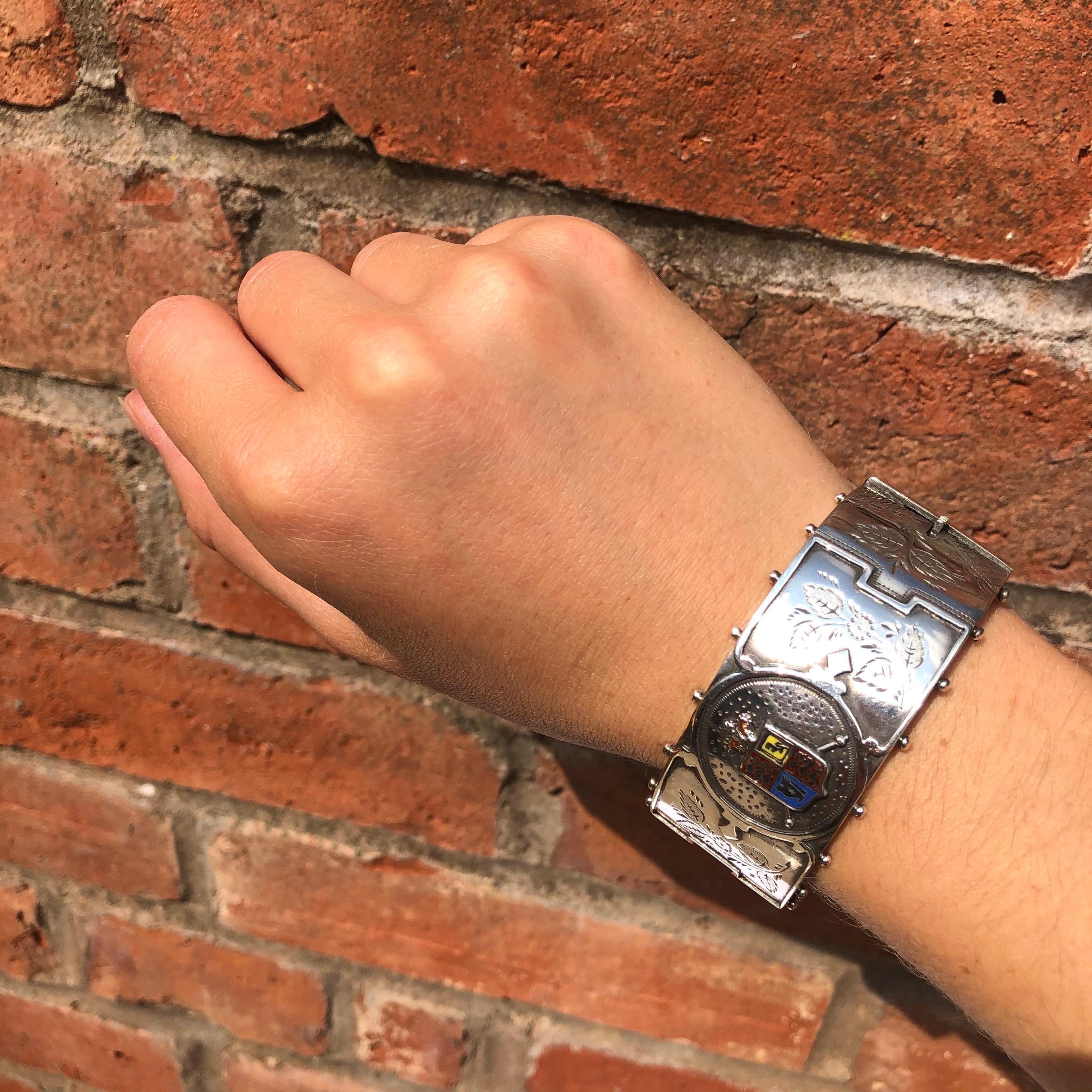Bracciale vittoriano in argento e smalto con stemma In condizioni buone in vendita a Chipping Campden, GB