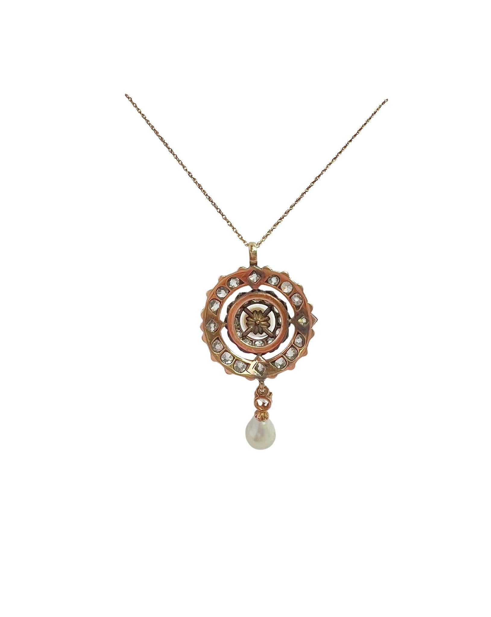Collana vittoriana in argento e oro con diamante e perla naturale 

Dettagli:
Circa anni '1880
Lunghezza della collana con ciondolo: 27 cm (10,6 pollici) 
Lunghezza del ciondolo: 4 cm (1,57 pollici)
Peso totale: 8,7 grammi

In ottime condizioni