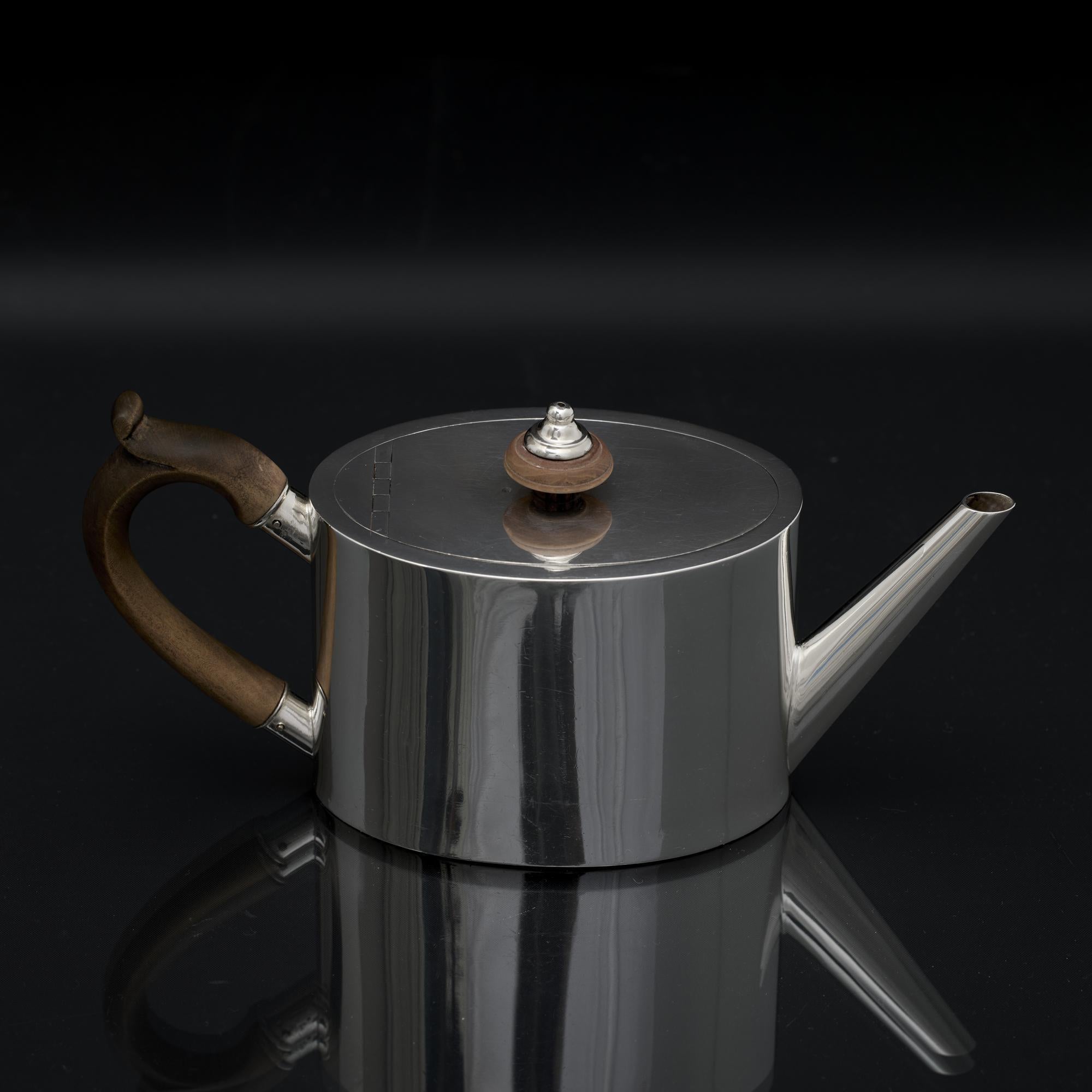 Victorian silver bachelor teapot In Good Condition In London, GB