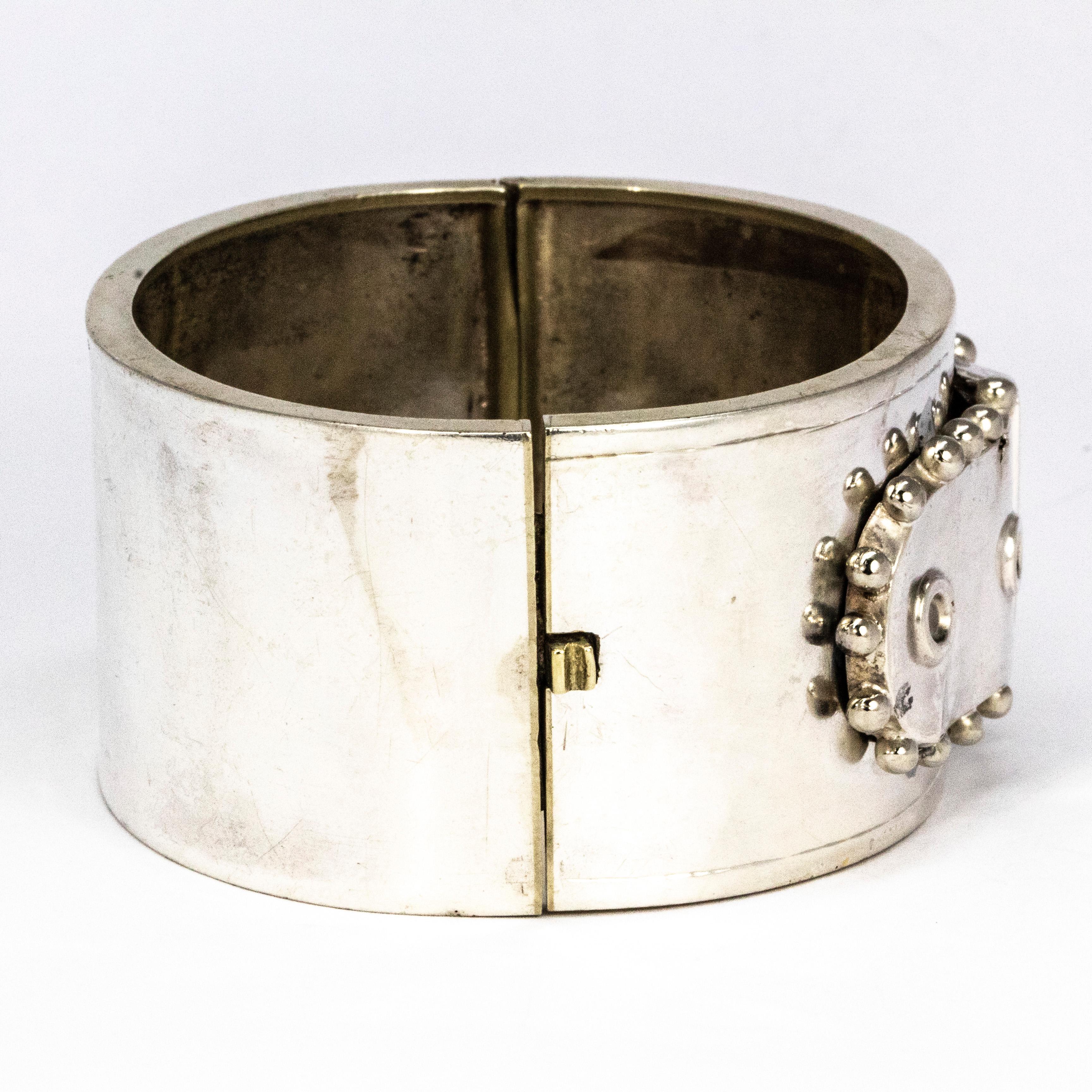 This silver cuff bangle has gorgeous movable buckle detail as the main detail. The buckle has beaded detail and the rest of the bangle is wonderfully plain and glossy. 

Inner Bangle Diameter: 55mm 