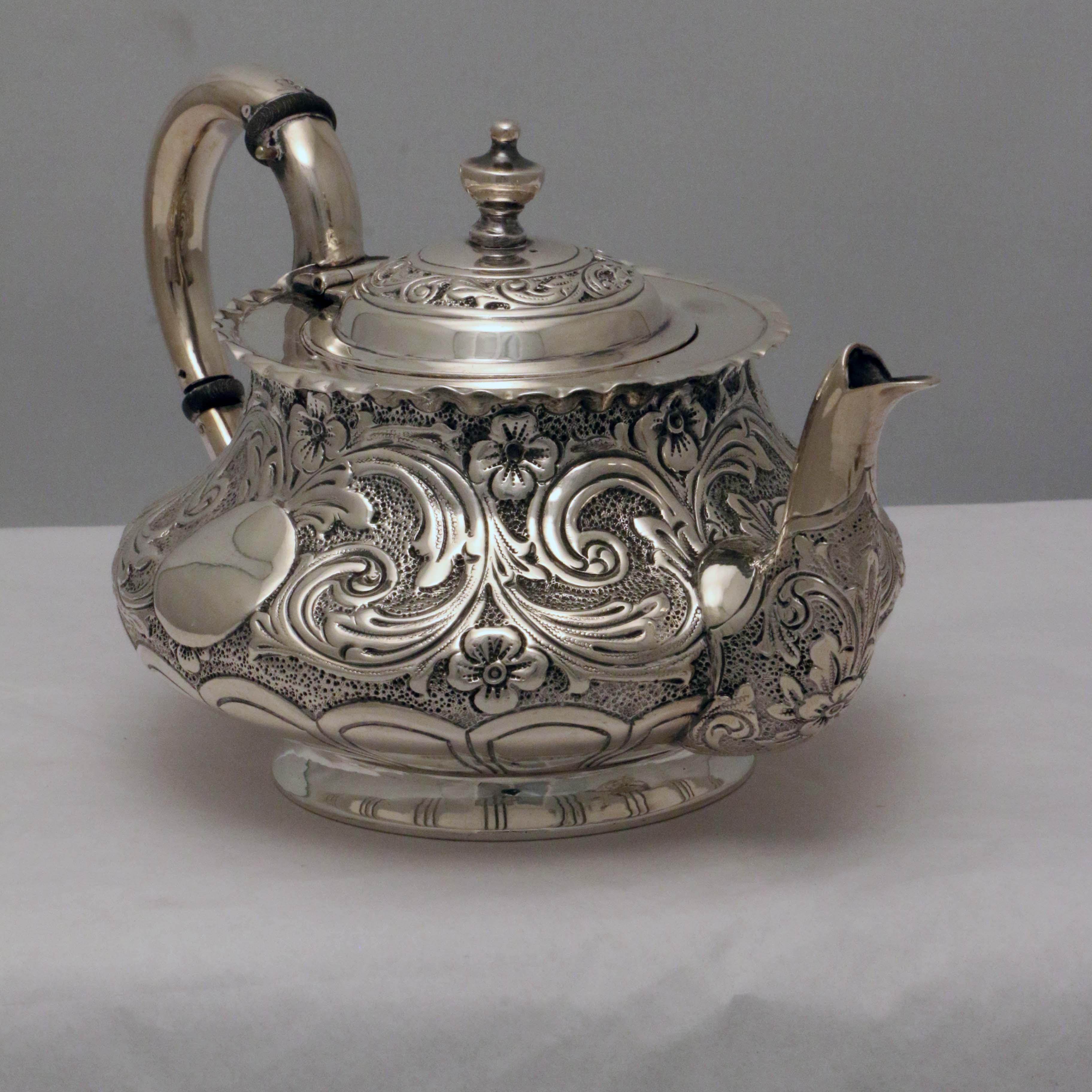 Victorian Silver Batchelors' Tea Service with Lobed and Acanthus Decoration In Good Condition For Sale In Montreal, QC