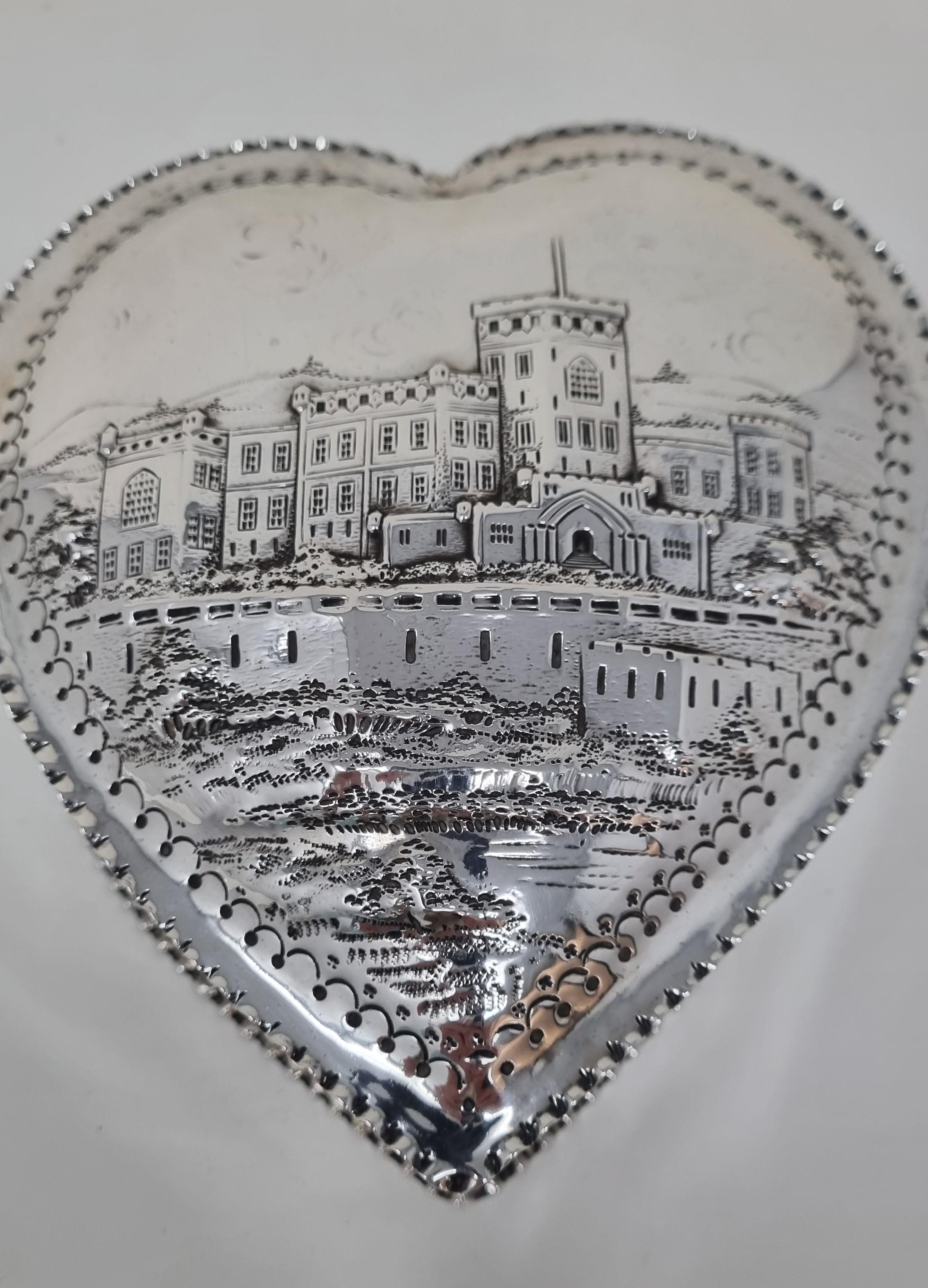 Important heart-shaped Victorian box with embossed a castle. City of London 1885 Wiliam Comyns silversmiths.