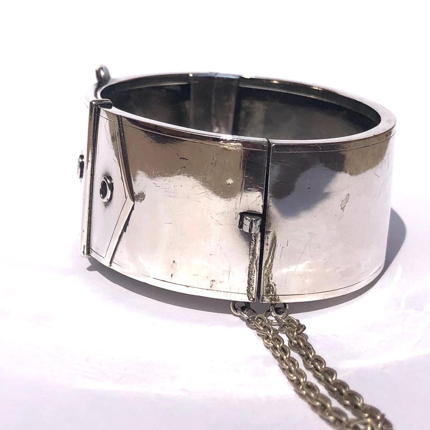 Tis wide glossy silver buckle bangle has a chunky and stylish look about it. The design of the buckle is simple yes gorgeous. 

Inner Diameter: 56mm
Bangle Width: 25mm 

Weight: 34.6g