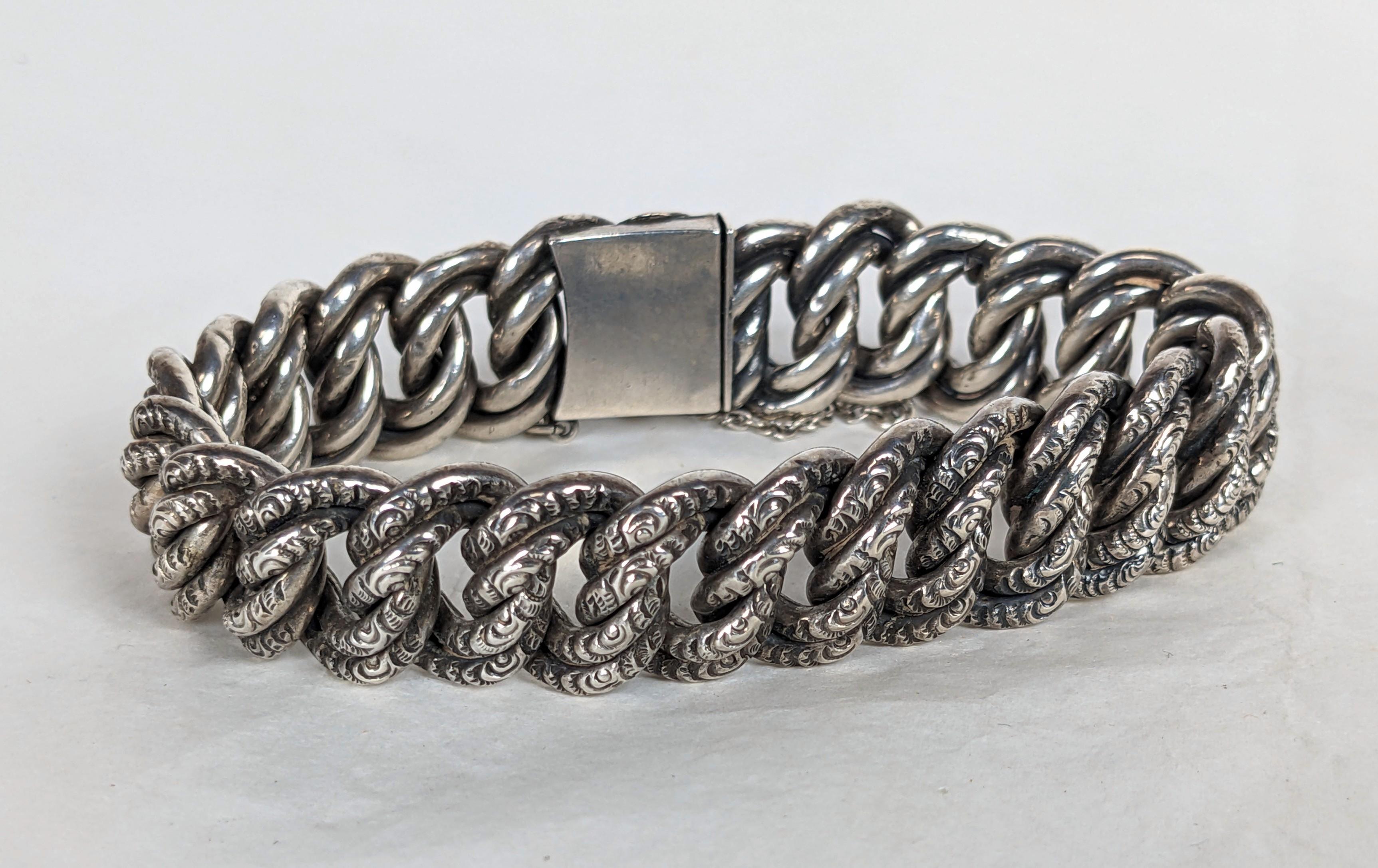 Elegant bracelet victorien en argent ciselé de la fin du 19e siècle. Les maillons finement ciselés sont creux, mais ne sont pas fragiles. Merveilleuse qualité. Un design incroyablement moderne pour les hommes et les femmes. Royaume-Uni, années 1870.